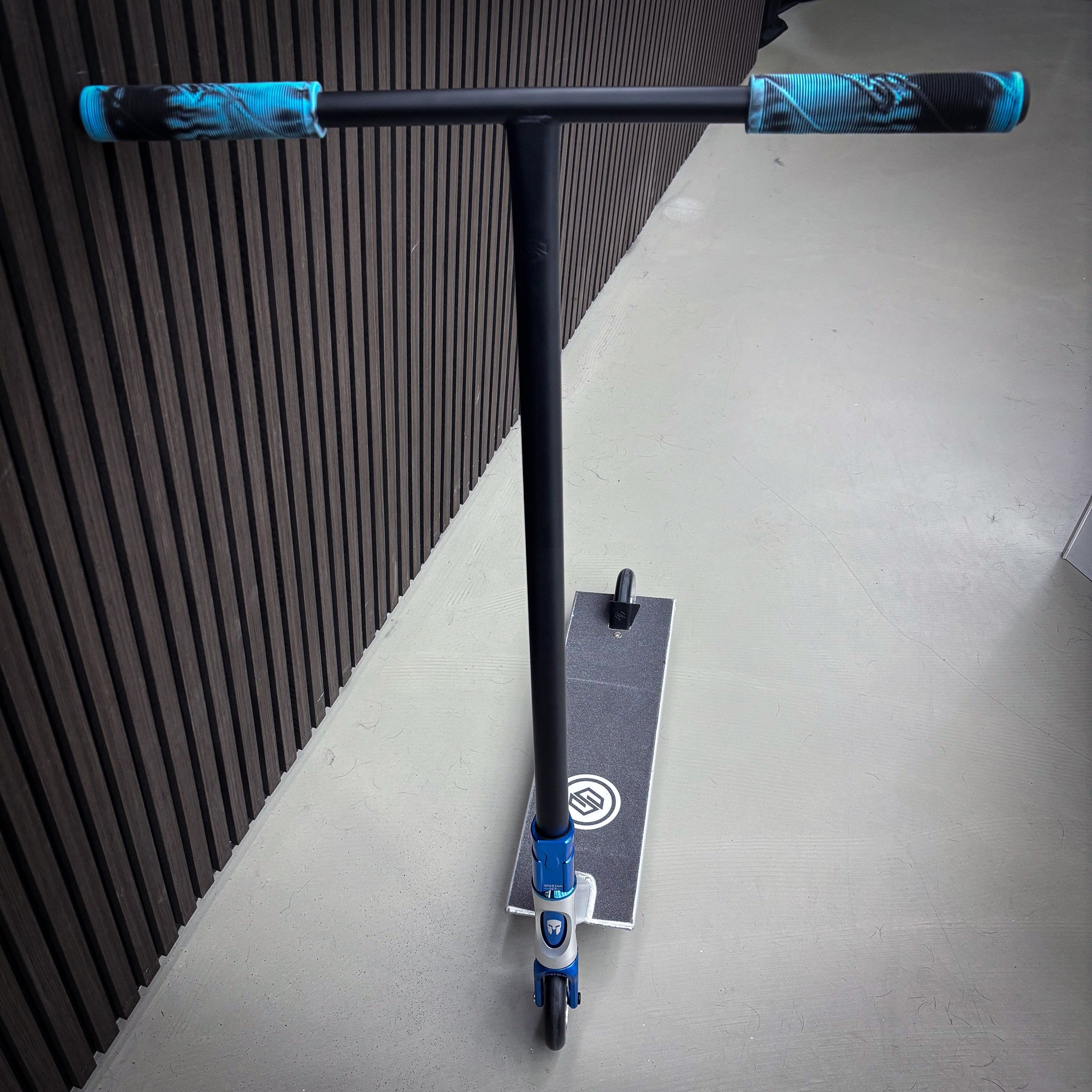 Striker Supremacy Street Custom Build Kickbike - Svart/Rainbow-ScootWorld.se