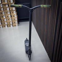Striker Camo Custom Build Kickbike - Svart/Rainbow-ScootWorld.se