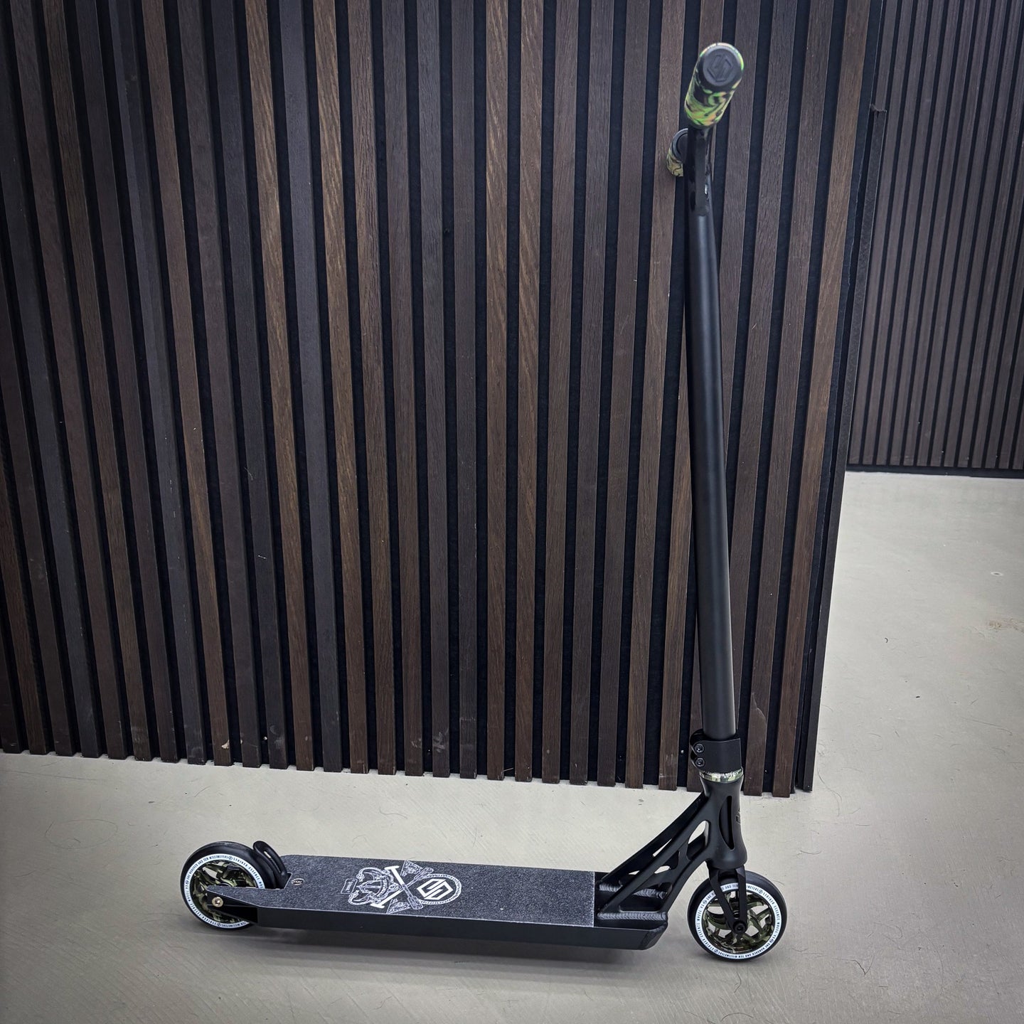 Striker Camo Custom Build Kickbike - Svart/Rainbow-ScootWorld.se