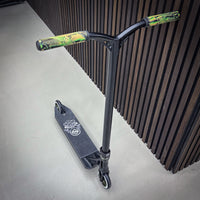 Striker Camo Custom Build Kickbike - Svart/Rainbow-ScootWorld.se