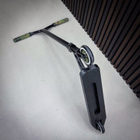 Striker Camo Custom Build Kickbike - Svart/Rainbow-ScootWorld.se