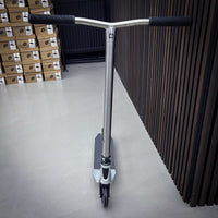 Striker Core Titan Custom Build Kickbike - Svart/Rainbow-ScootWorld.se