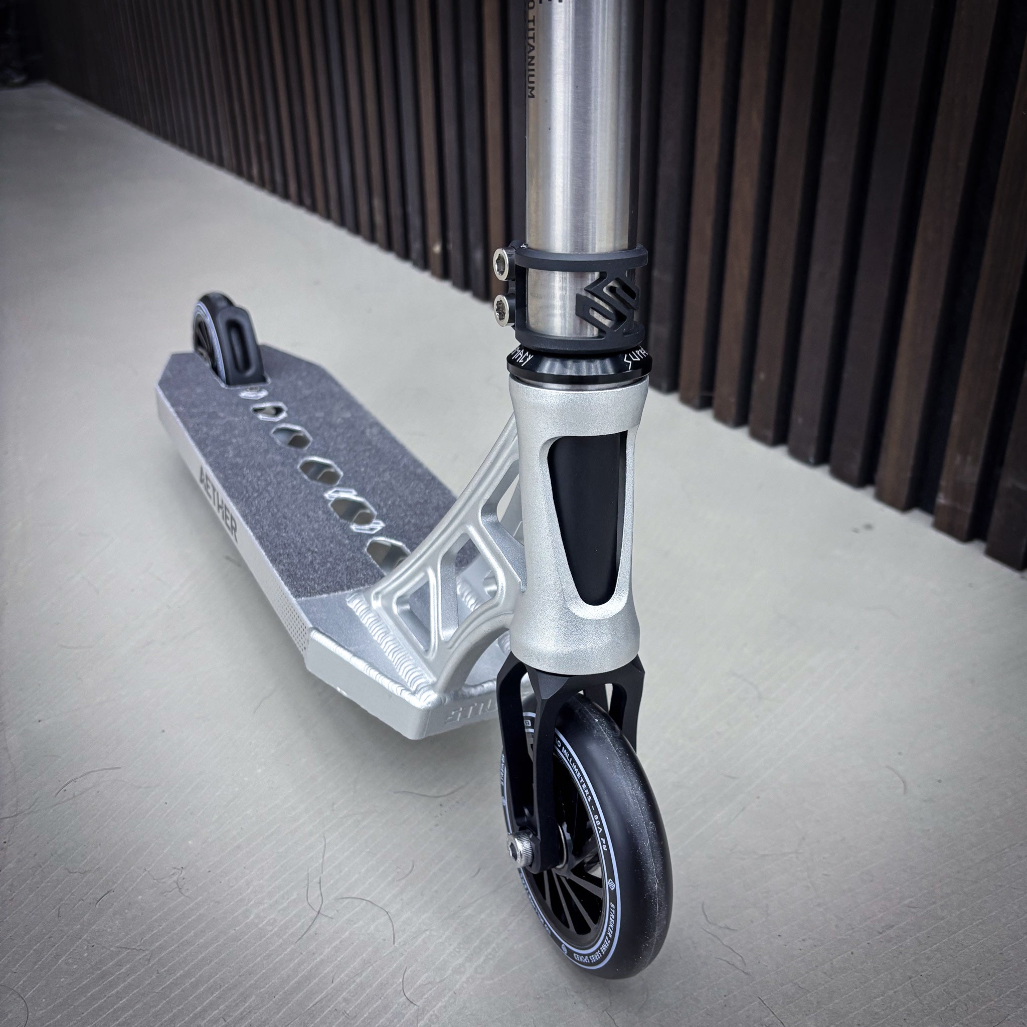 Striker Core Titan Custom Build Kickbike - Svart/Rainbow-ScootWorld.se