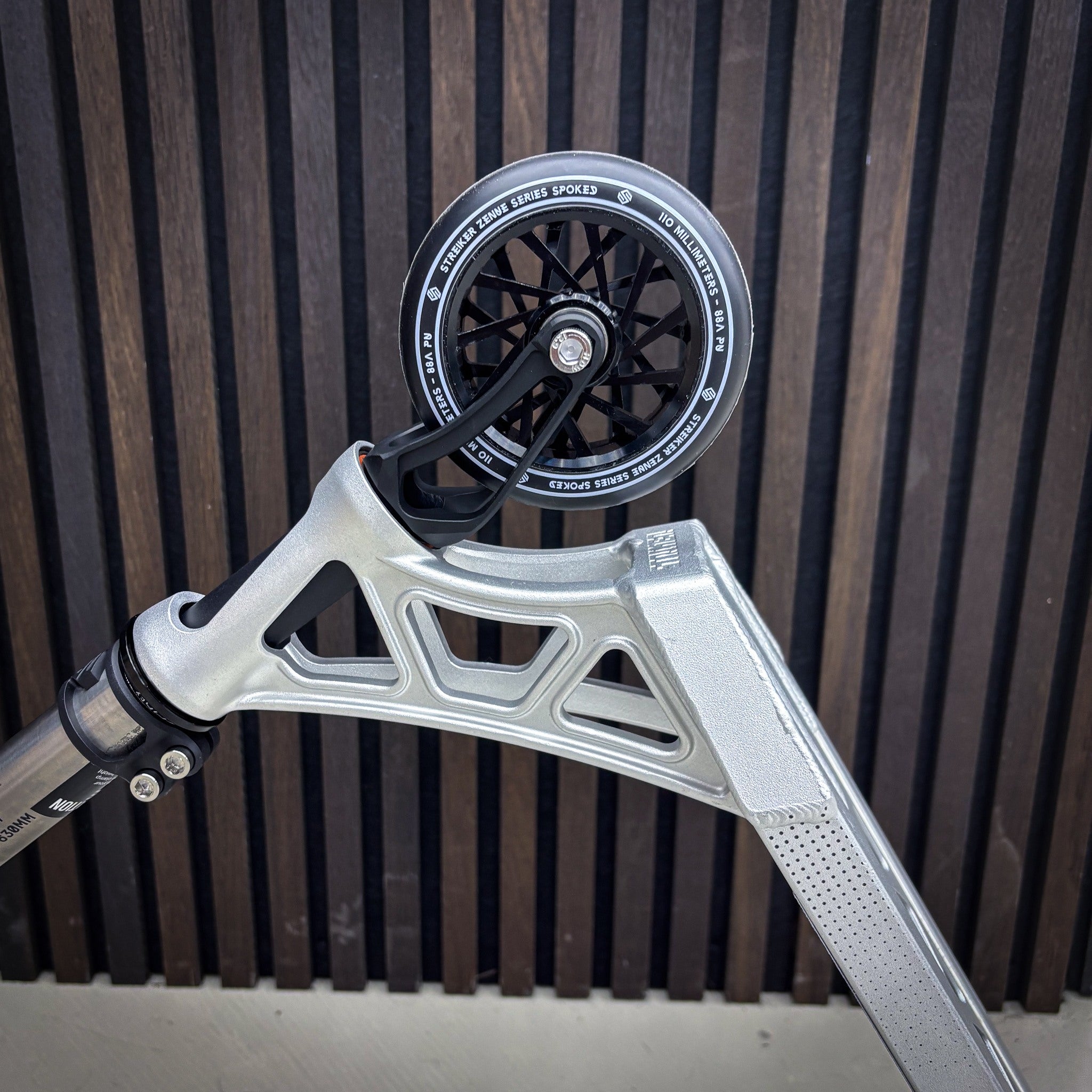 Striker Core Titan Custom Build Kickbike - Svart/Rainbow-ScootWorld.se