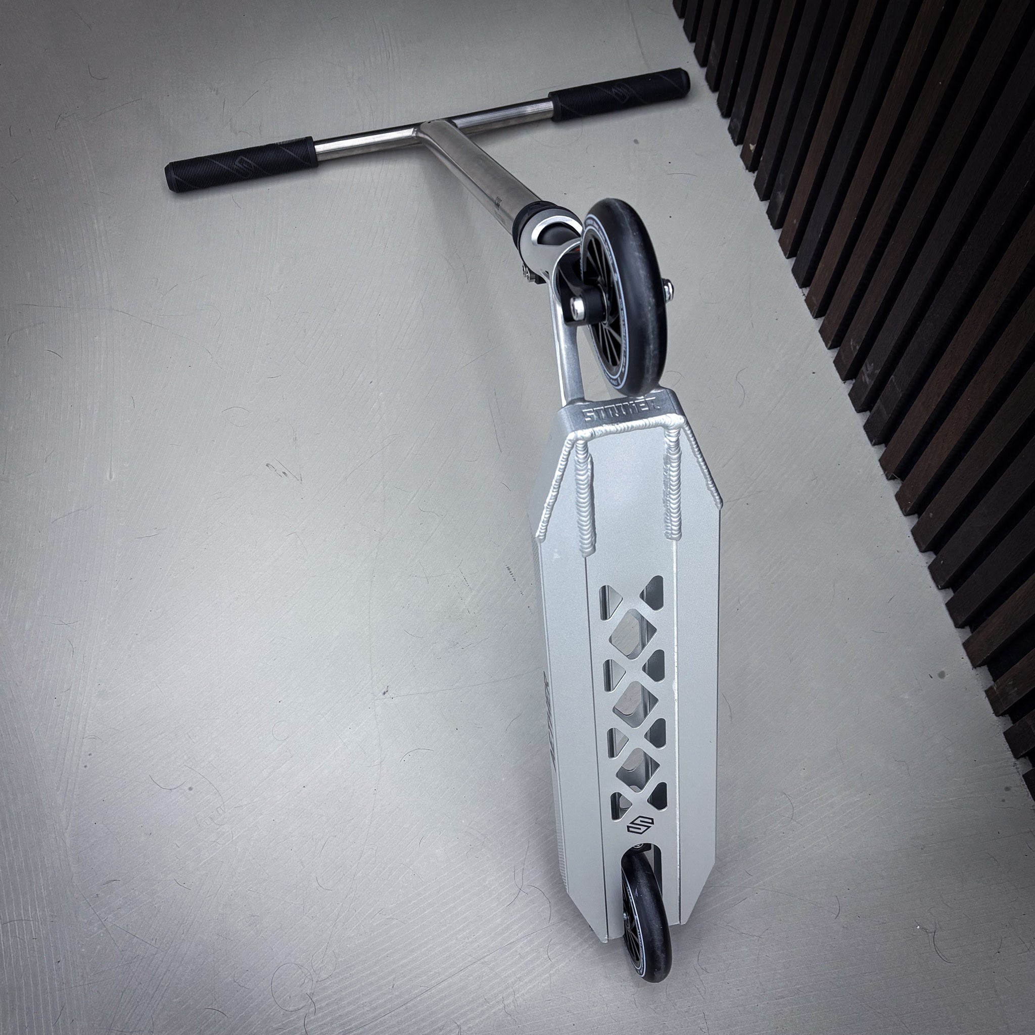 Striker Core Titan Custom Build Kickbike - Svart/Rainbow-ScootWorld.se