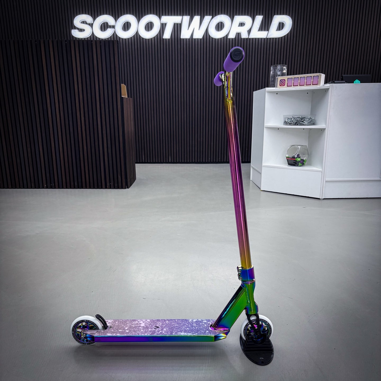 Striker Full Rainbow Custom Build - Rainbow-ScootWorld.se