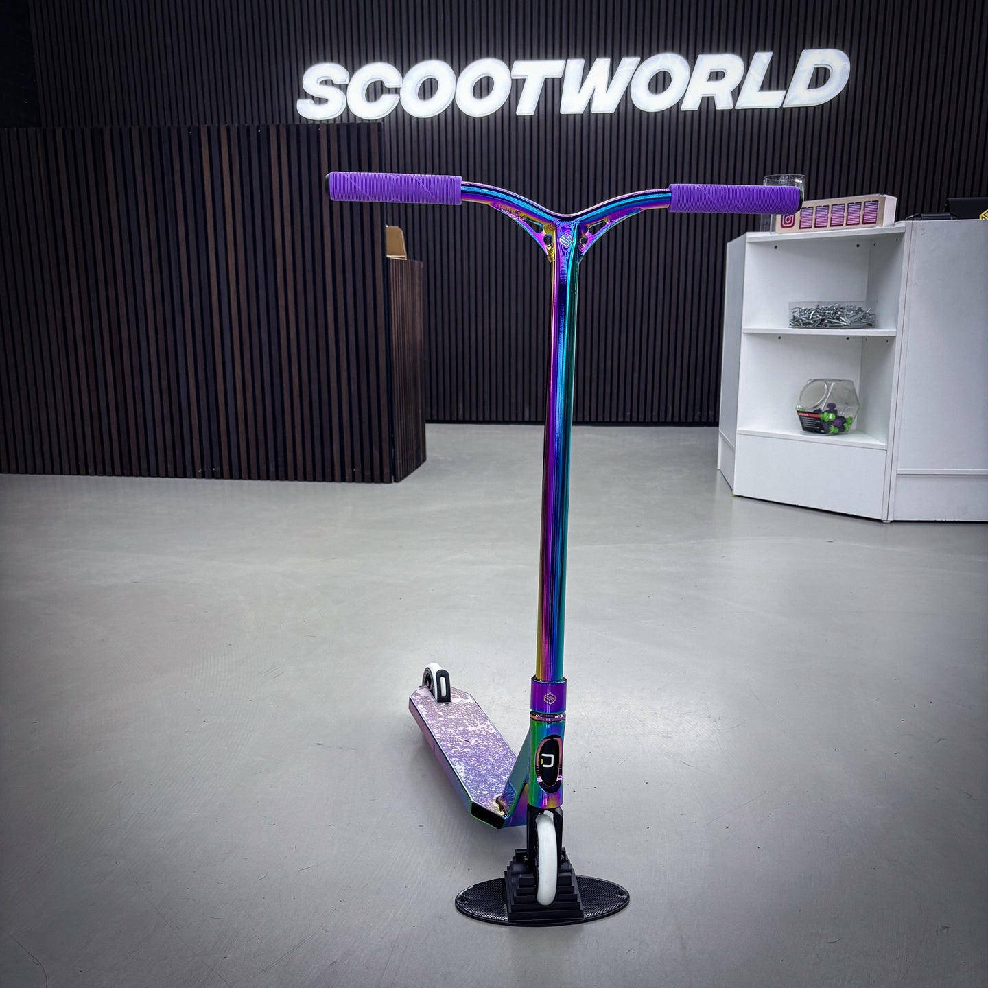 Striker Full Rainbow Custom Build - Rainbow-ScootWorld.se