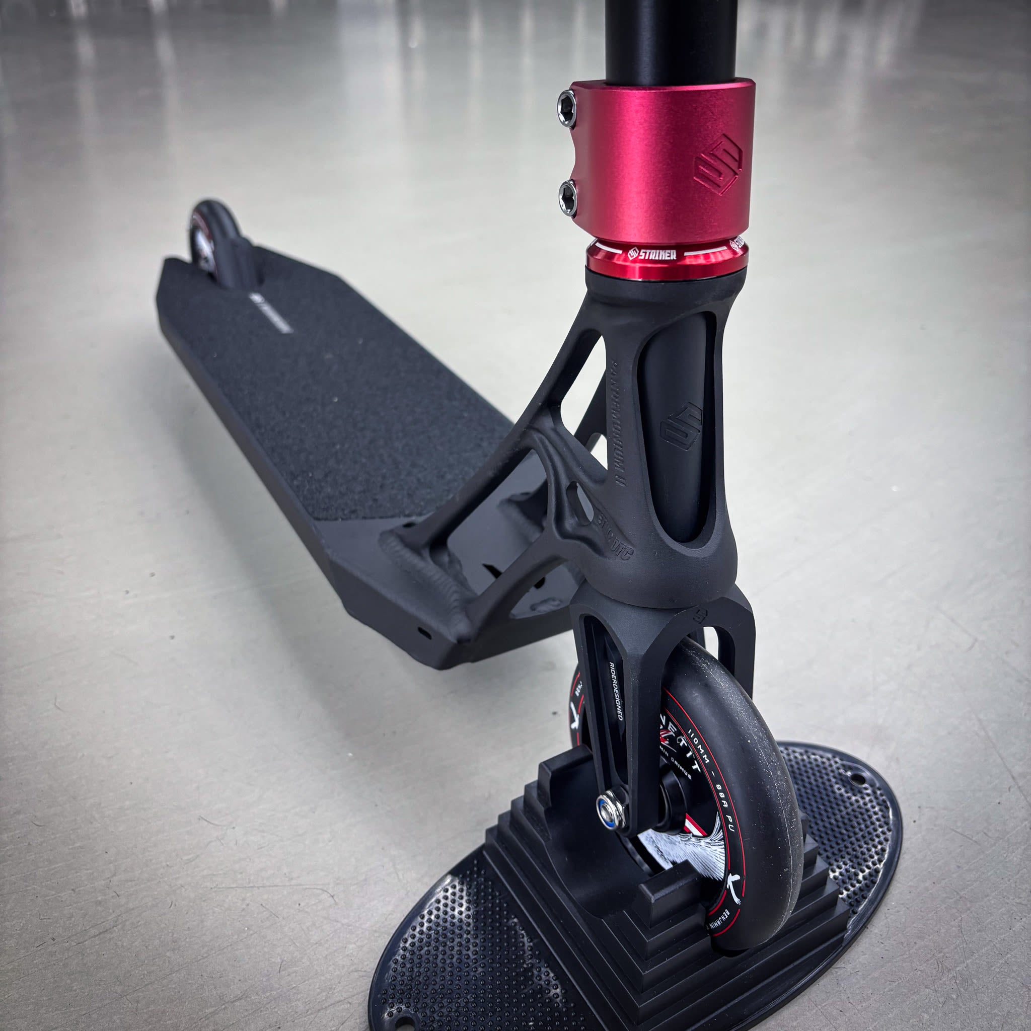 Striker Pandemonium Red/Black Custom Build - Svart/Röd-ScootWorld.se