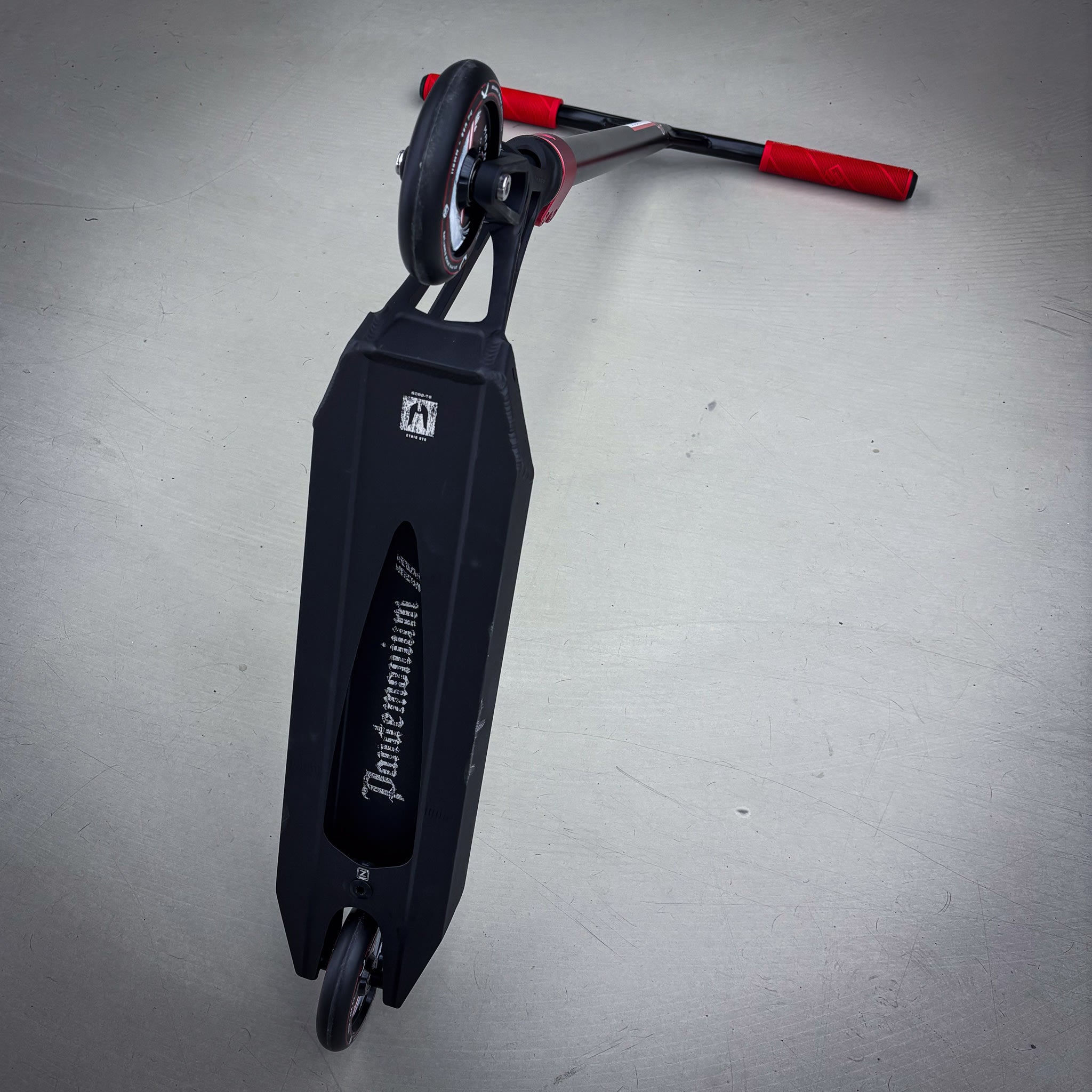 Striker Pandemonium Red/Black Custom Build - Svart/Röd-ScootWorld.se
