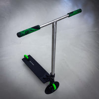 Striker Pandemonium Box Titan Green Custom Build - Svat/Grön/Silver-ScootWorld.se
