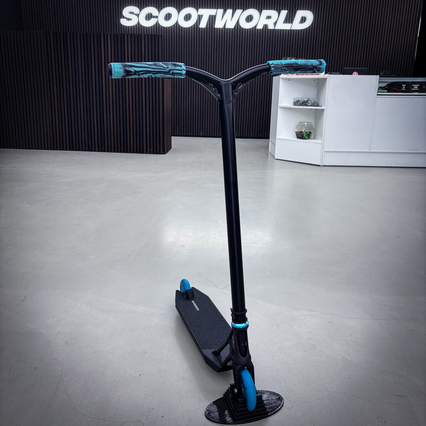 Striker Pandemonium Black/Teal Custom Build - Svart/Turkos-ScootWorld.se