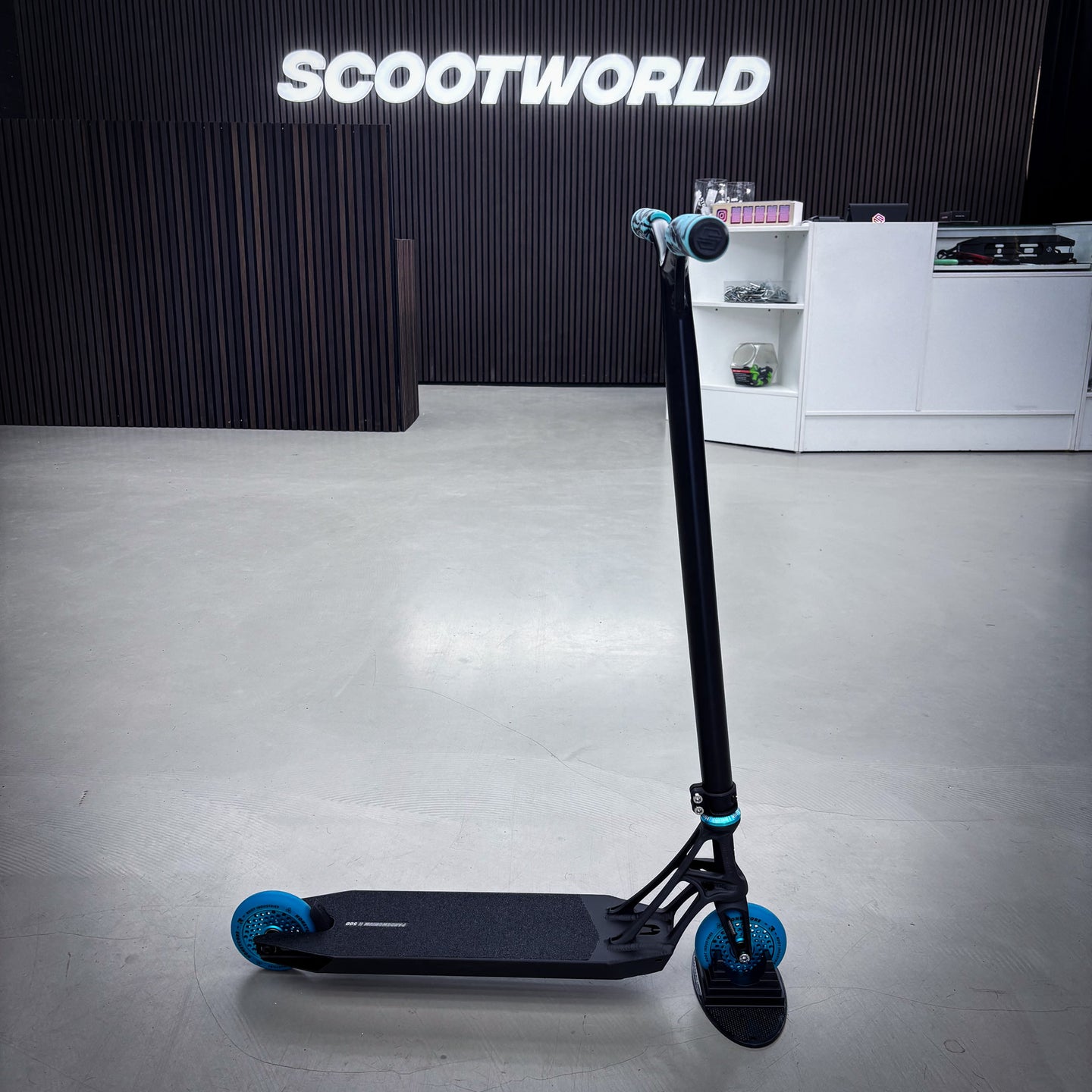 Striker Pandemonium Black/Teal Custom Build - Svart/Turkos-ScootWorld.se