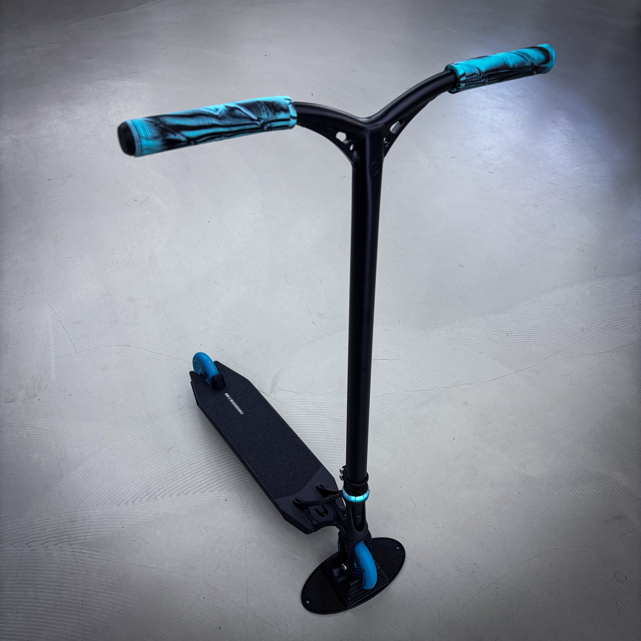 Striker Pandemonium Black/Teal Custom Build - Svart/Turkos-ScootWorld.se