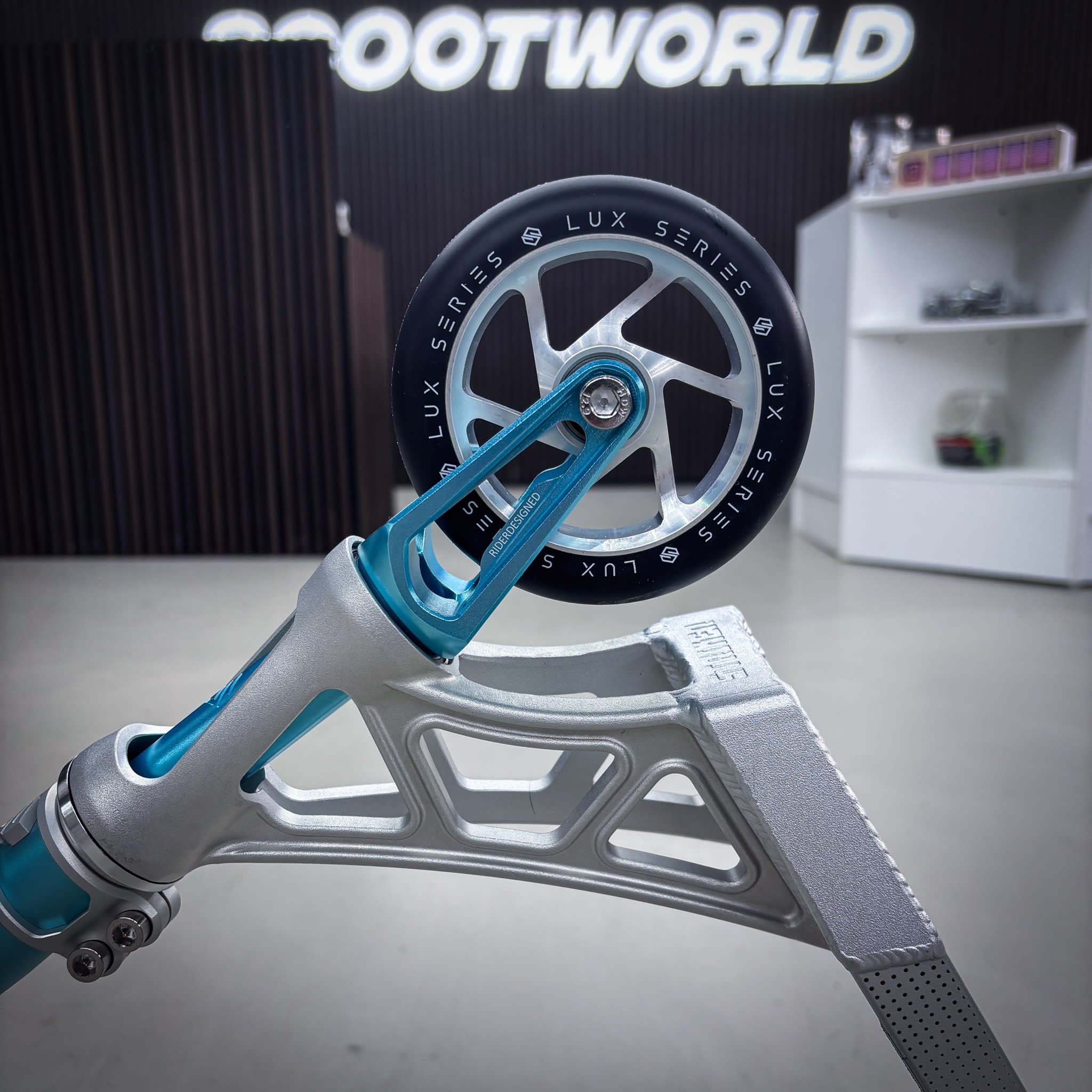 Striker Aether Silver/Teal Custom Build - Silver/Turkos-ScootWorld.se