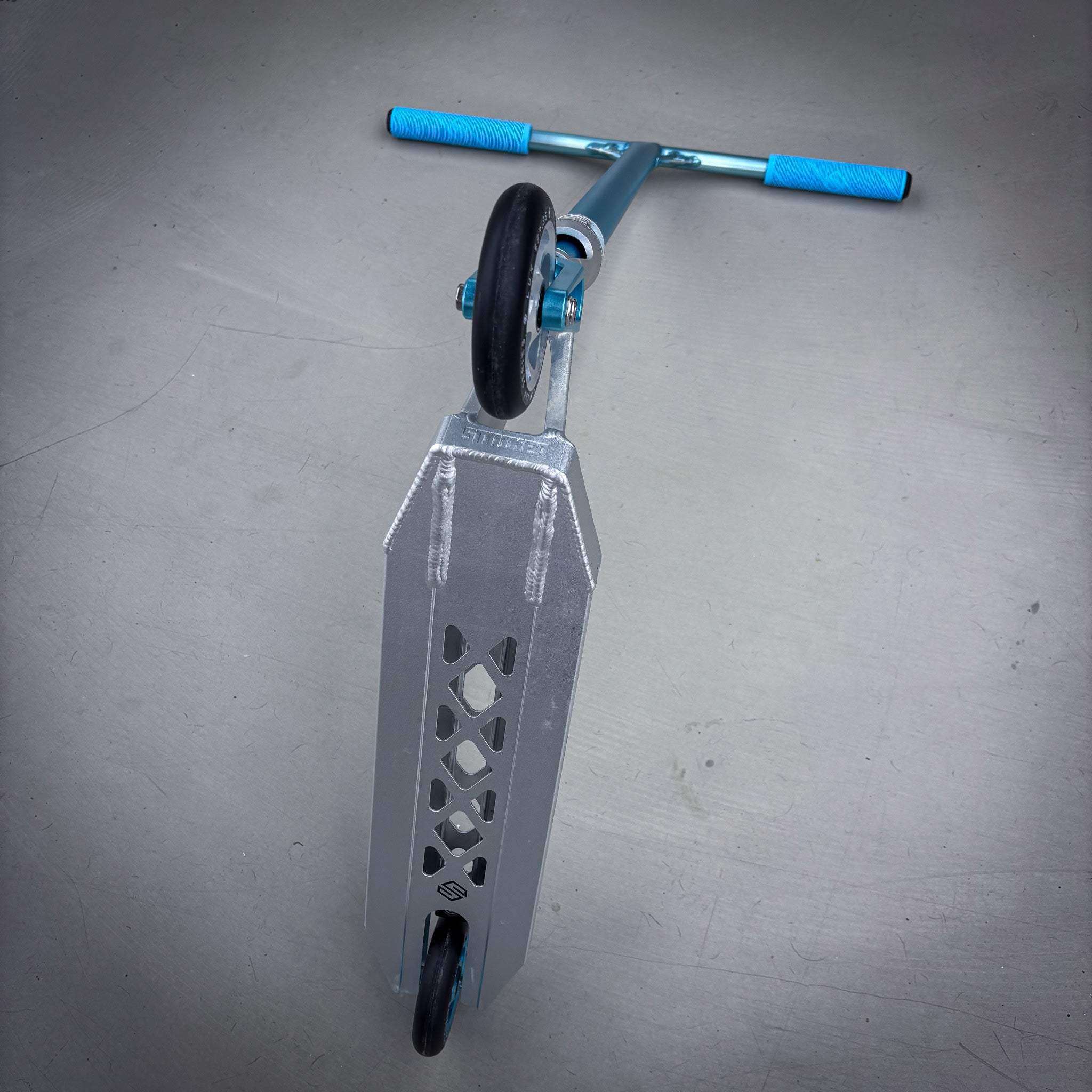 Striker Aether Silver/Teal Custom Build - Silver/Turkos-ScootWorld.se