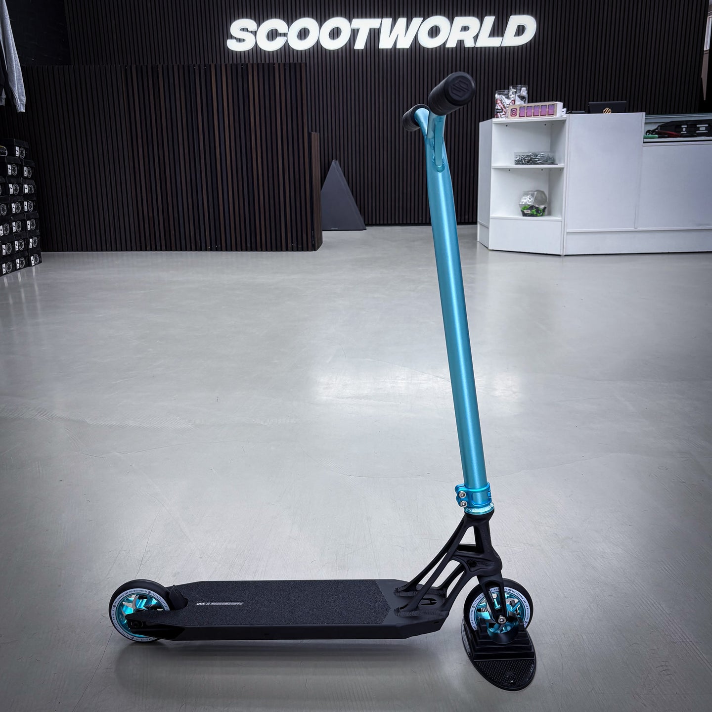 Striker Pande Black/Teal Custom Build - Svart/Turkos-ScootWorld.se