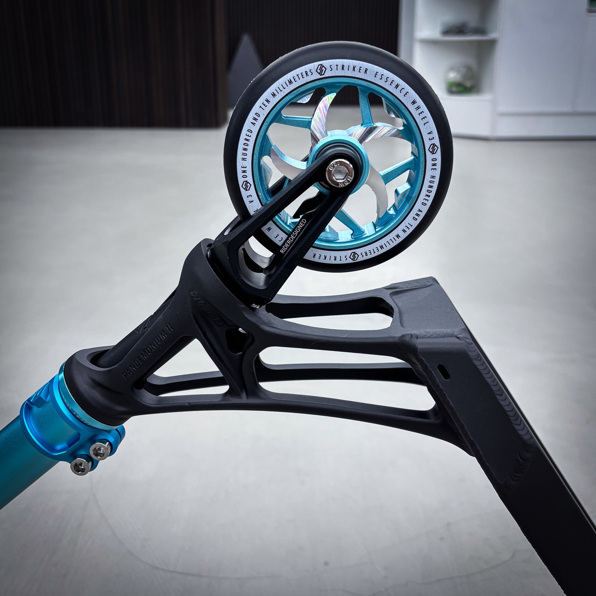 Striker Pande Black/Teal Custom Build - Svart/Turkos-ScootWorld.se
