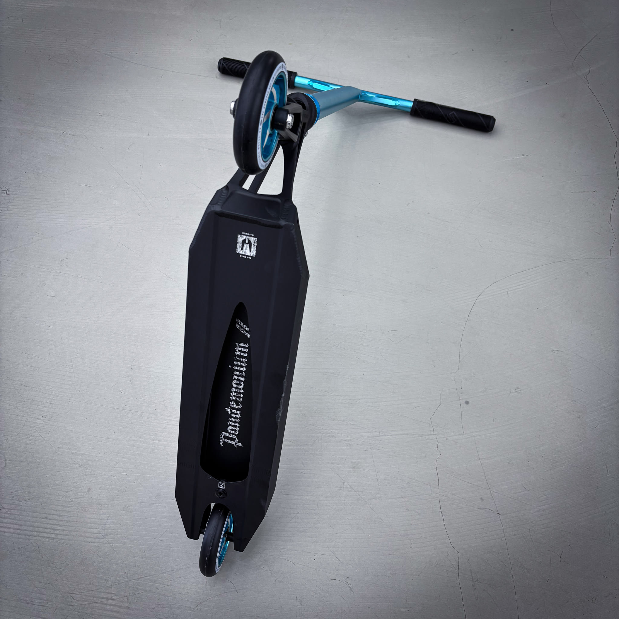 Striker Pande Black/Teal Custom Build - Svart/Turkos-ScootWorld.se