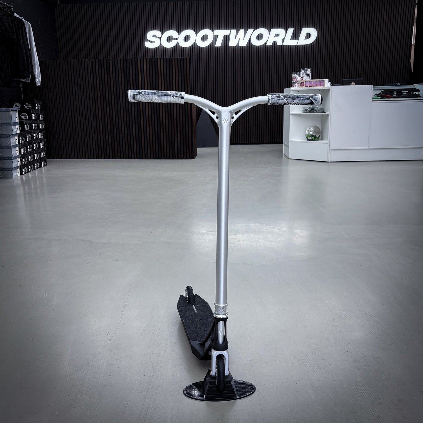 Striker Pande Black/Silver Custom Build - Svart/Silver-ScootWorld.se