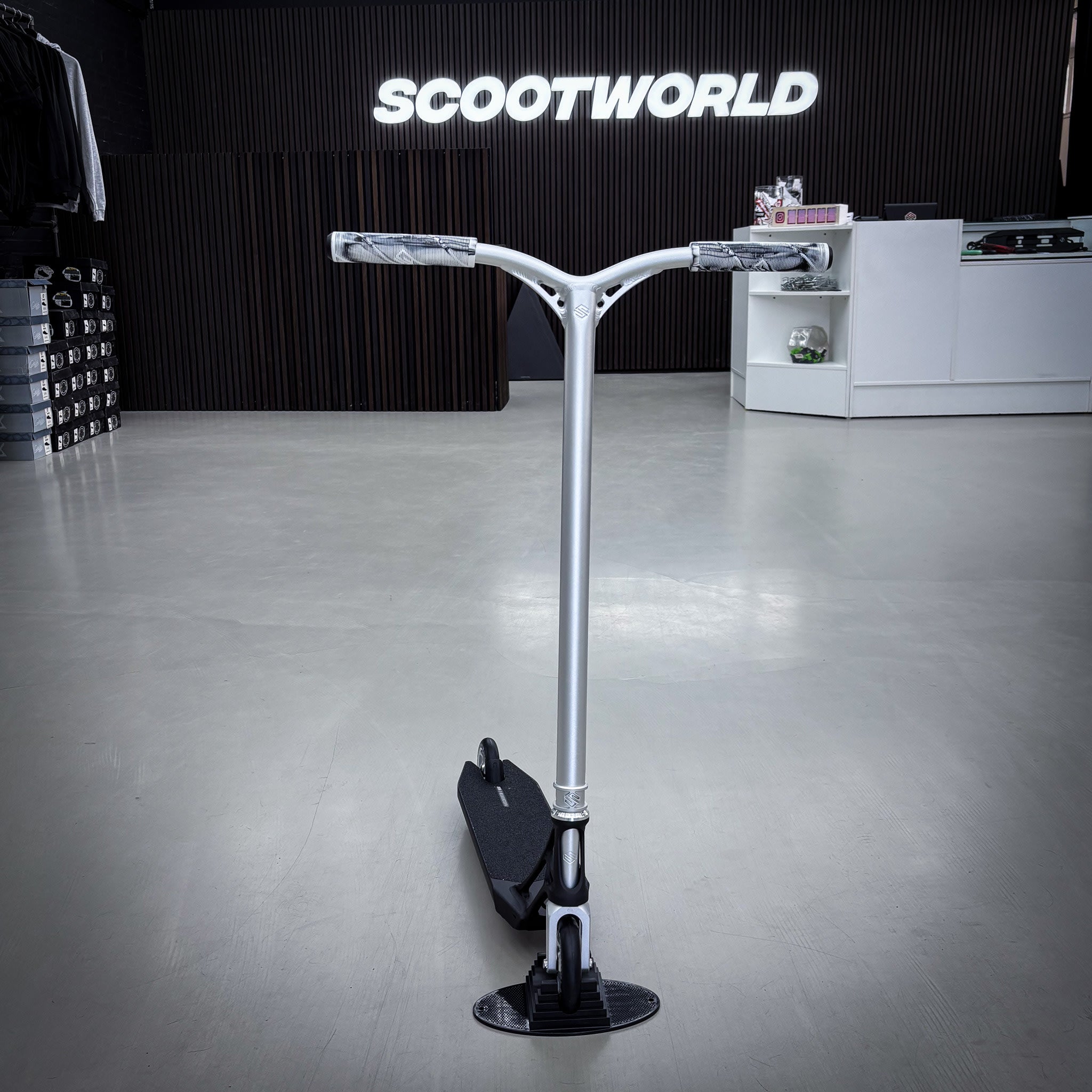 Striker Pande Black/Silver Custom Build - Svart/Silver-ScootWorld.se