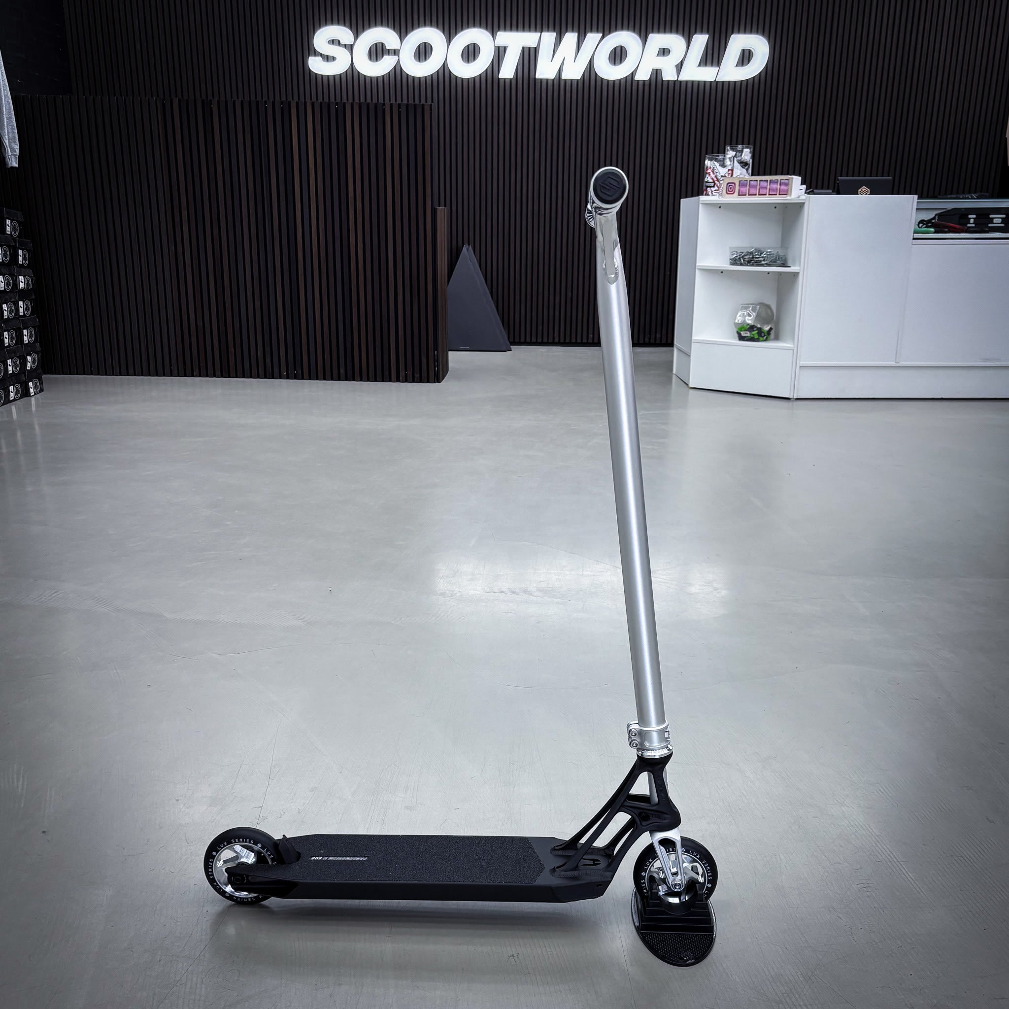 Striker Pande Black/Silver Custom Build - Svart/Silver-ScootWorld.se