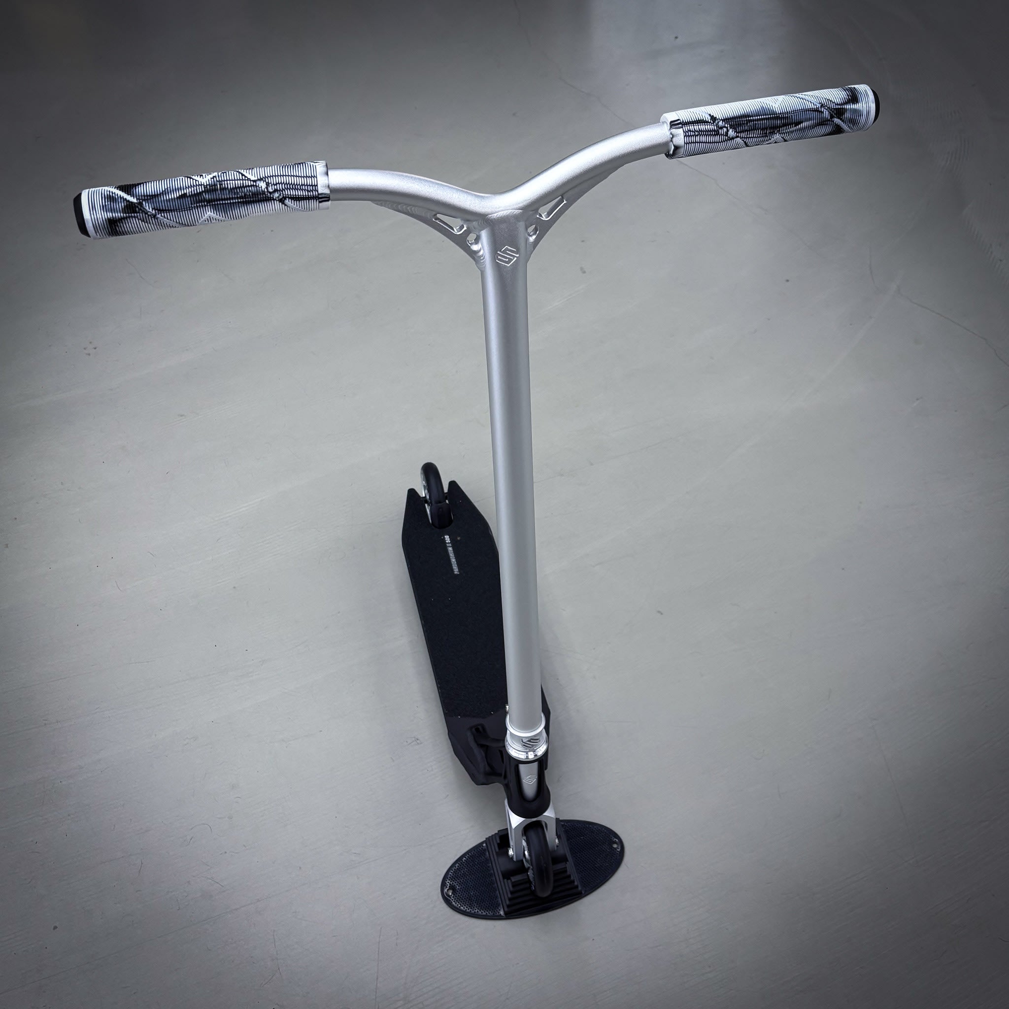 Striker Pande Black/Silver Custom Build - Svart/Silver-ScootWorld.se