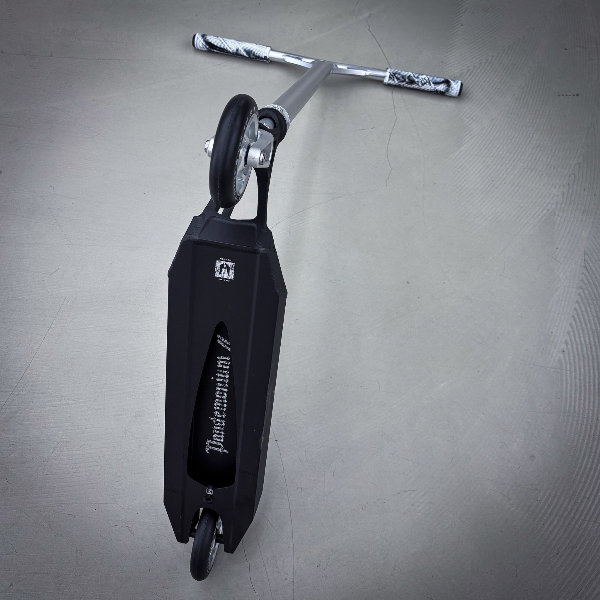 Striker Pande Black/Silver Custom Build - Svart/Silver-ScootWorld.se