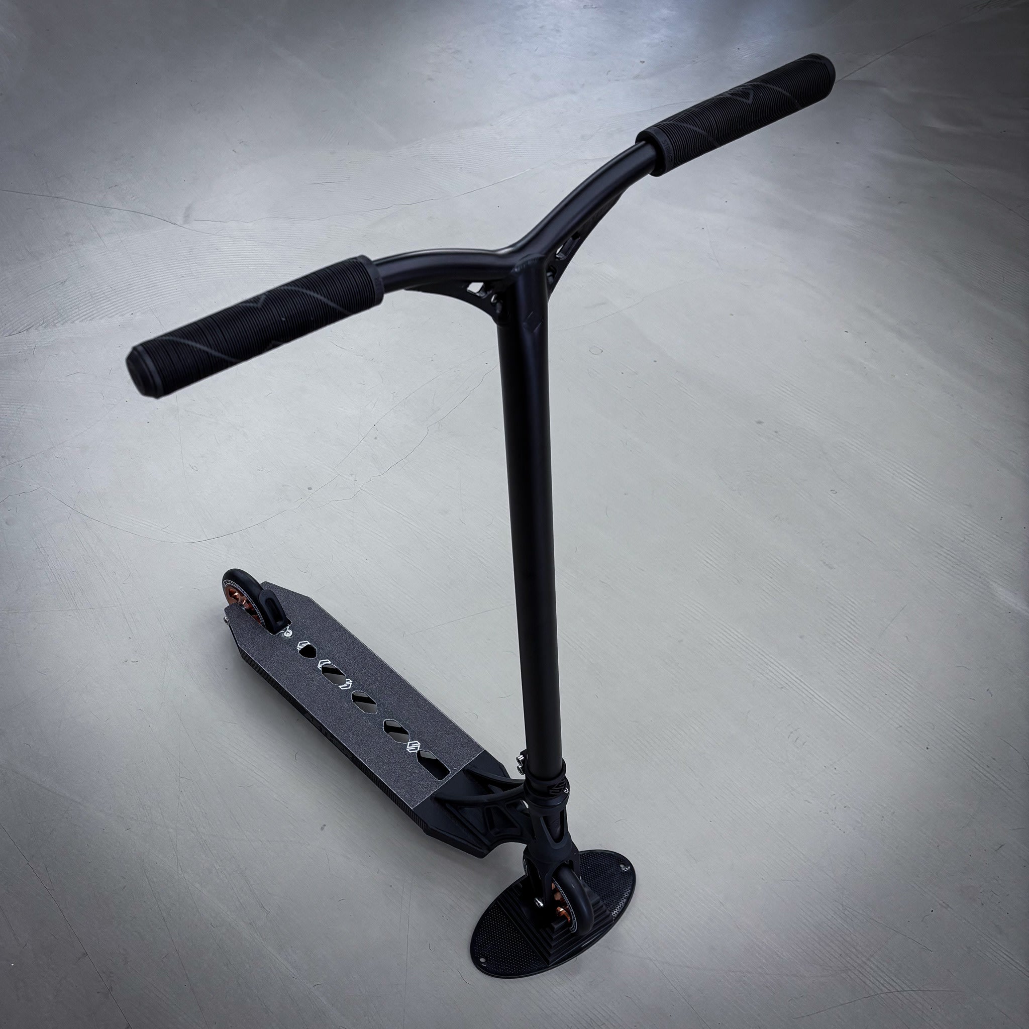 Striker Full Black Custom Build - Svart-ScootWorld.se