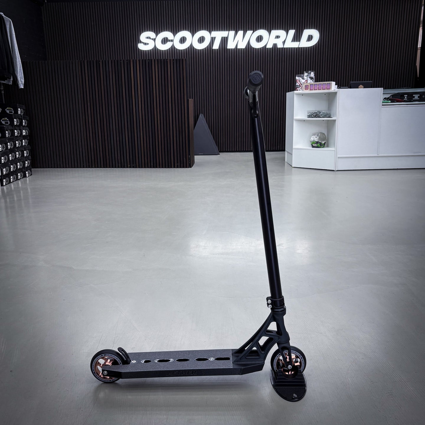 Striker Full Black Custom Build - Svart-ScootWorld.se