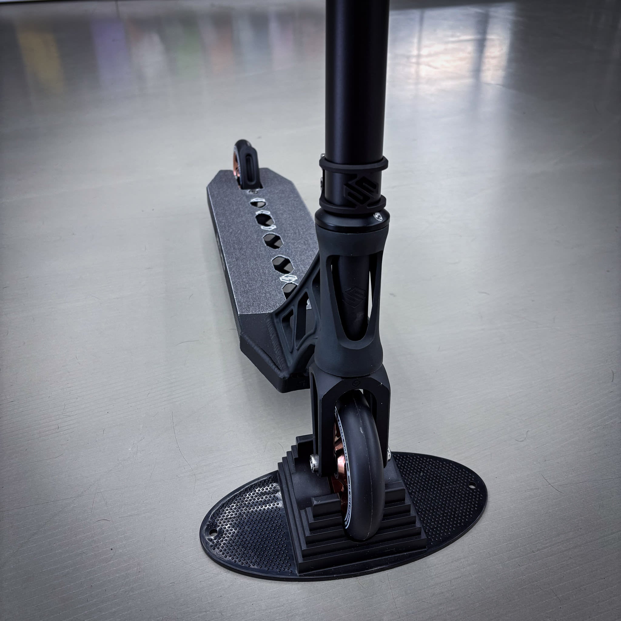 Striker Full Black Custom Build - Svart-ScootWorld.se