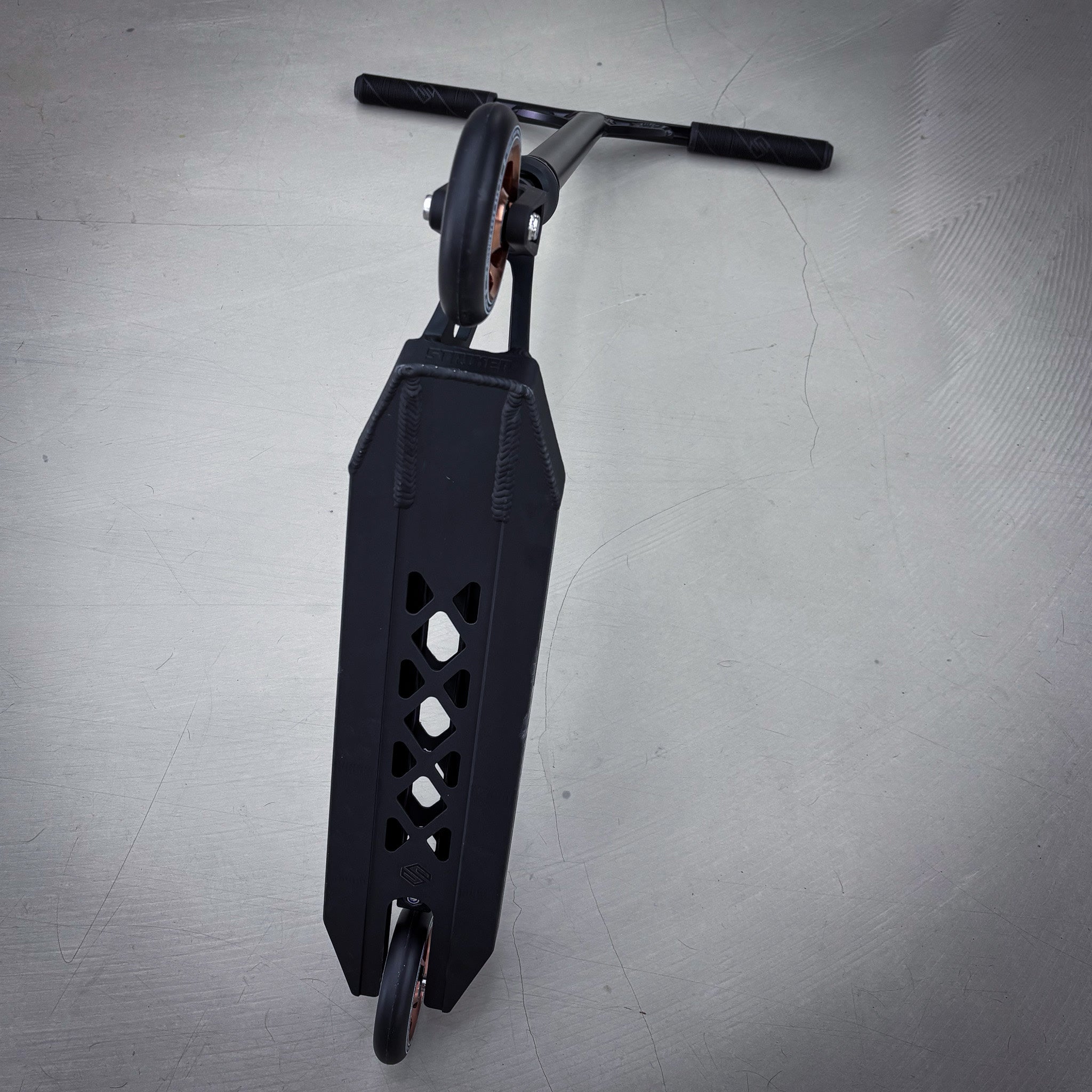 Striker Full Black Custom Build - Svart-ScootWorld.se