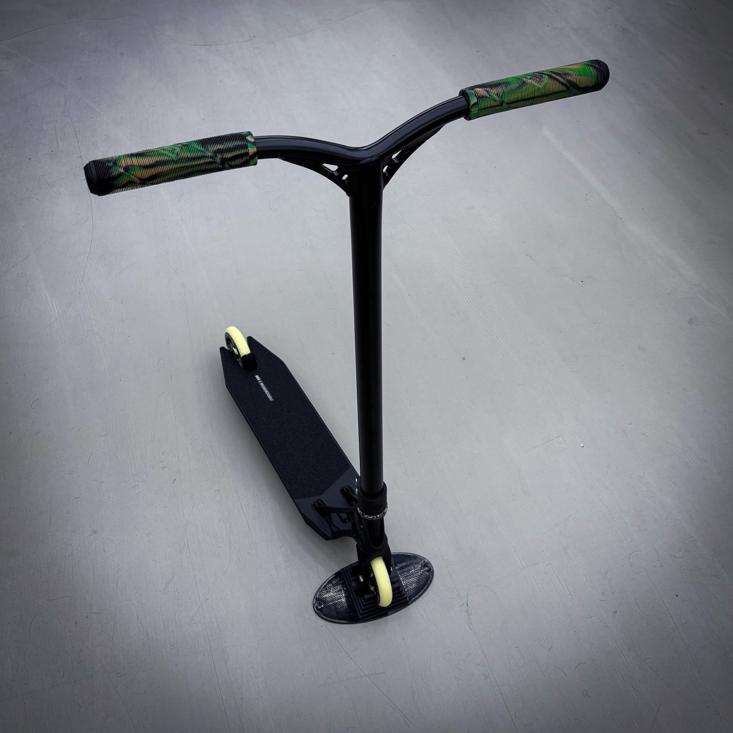 Striker Ethic Camo Custom Build - Svart-ScootWorld.se