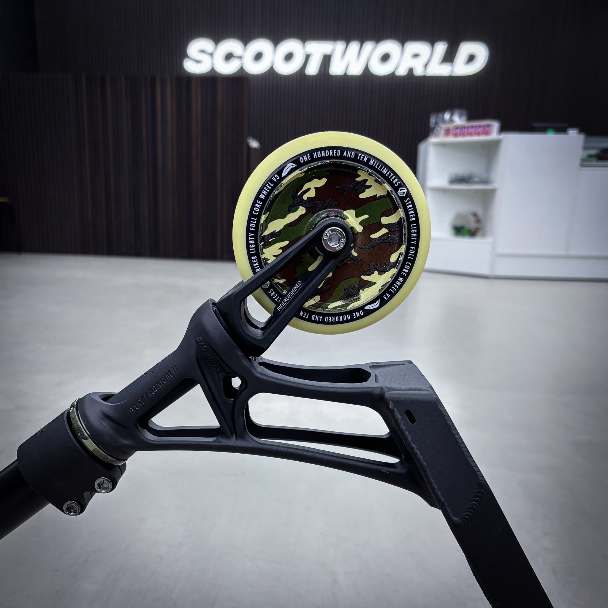 Striker Ethic Camo Custom Build - Svart-ScootWorld.se