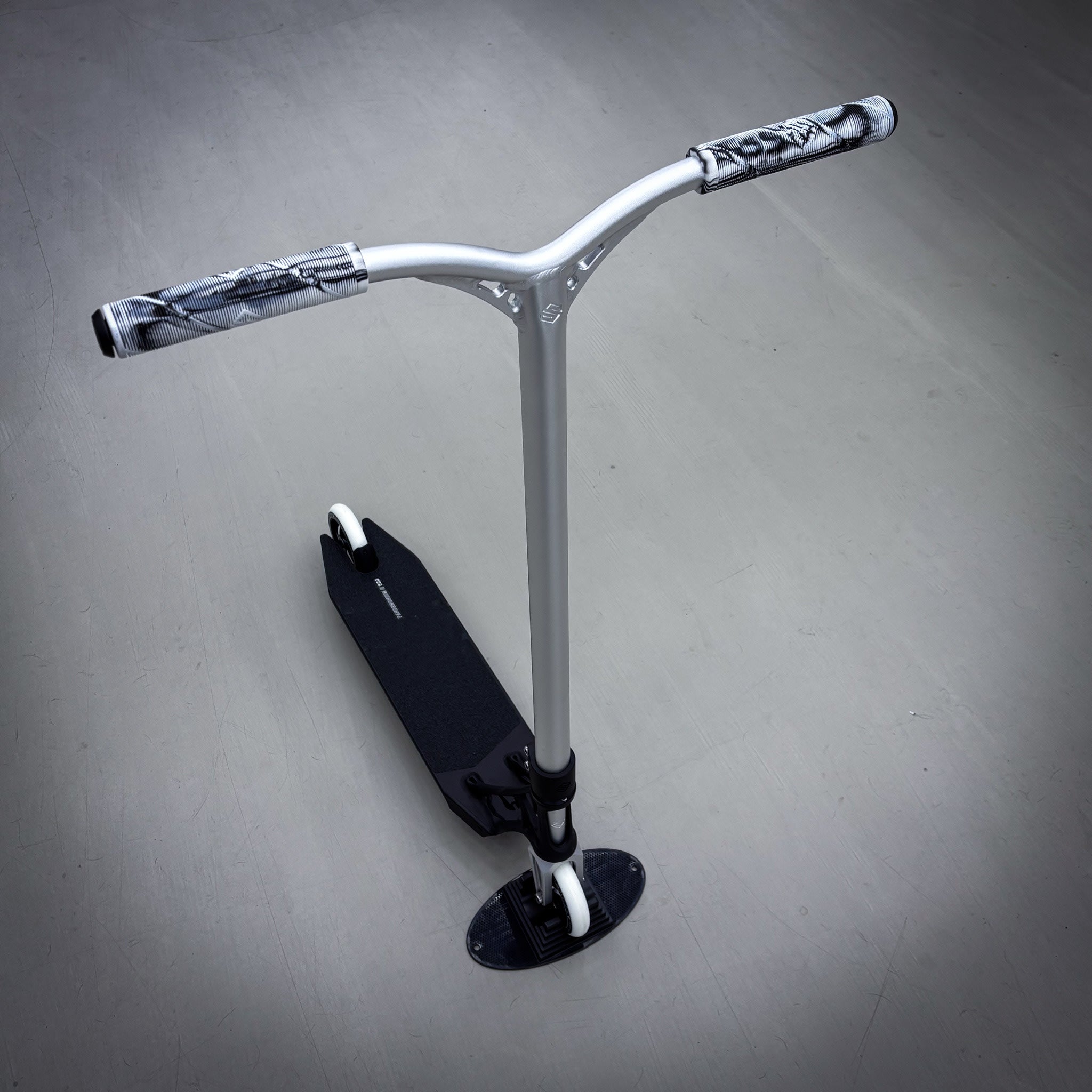 Striker Ethic Black/Silver Custom Build - Svart/Silver-ScootWorld.se