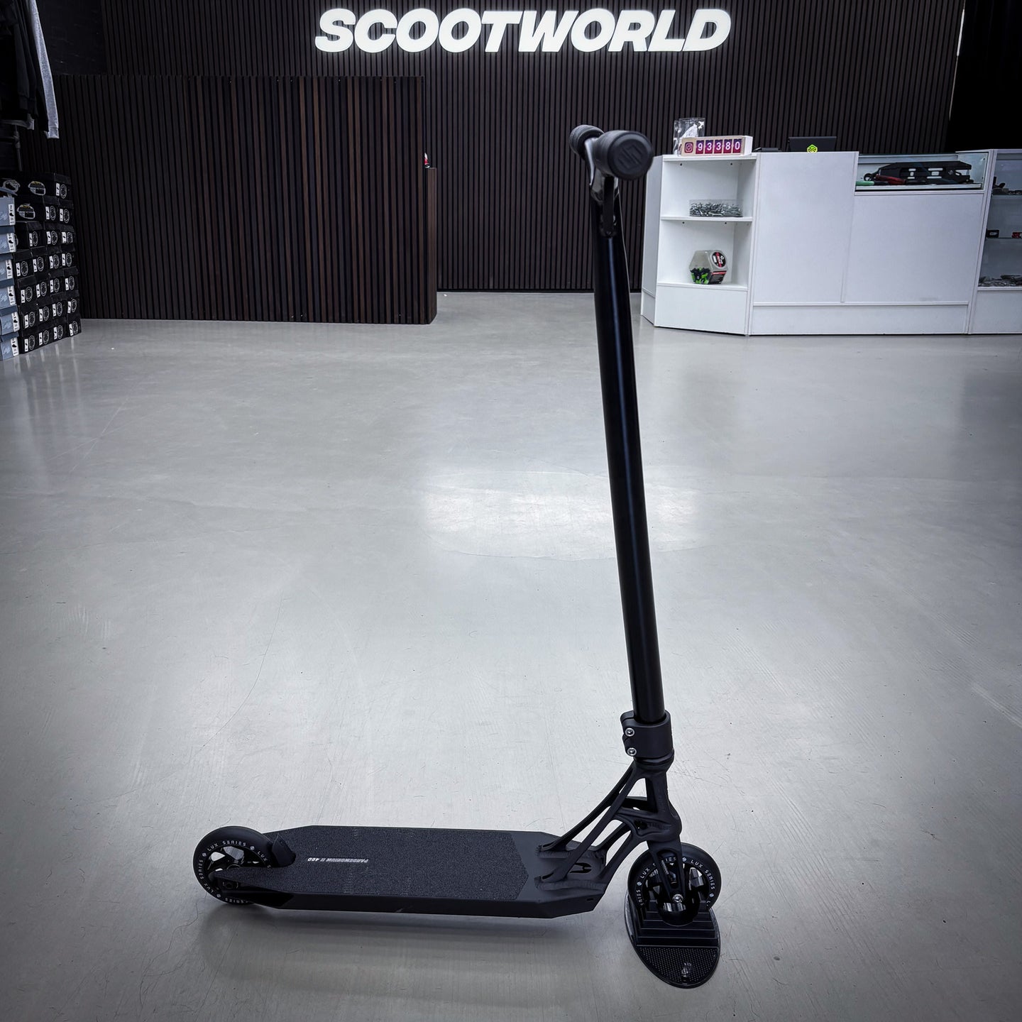 Striker Full Black Custom Build - Svart-ScootWorld.se