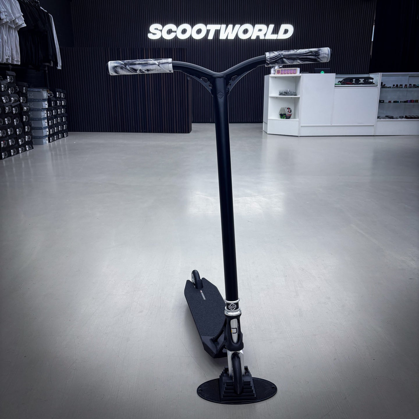 Striker Pande Black/Silver 500mm Custom Build - Svart/Silver-ScootWorld.se