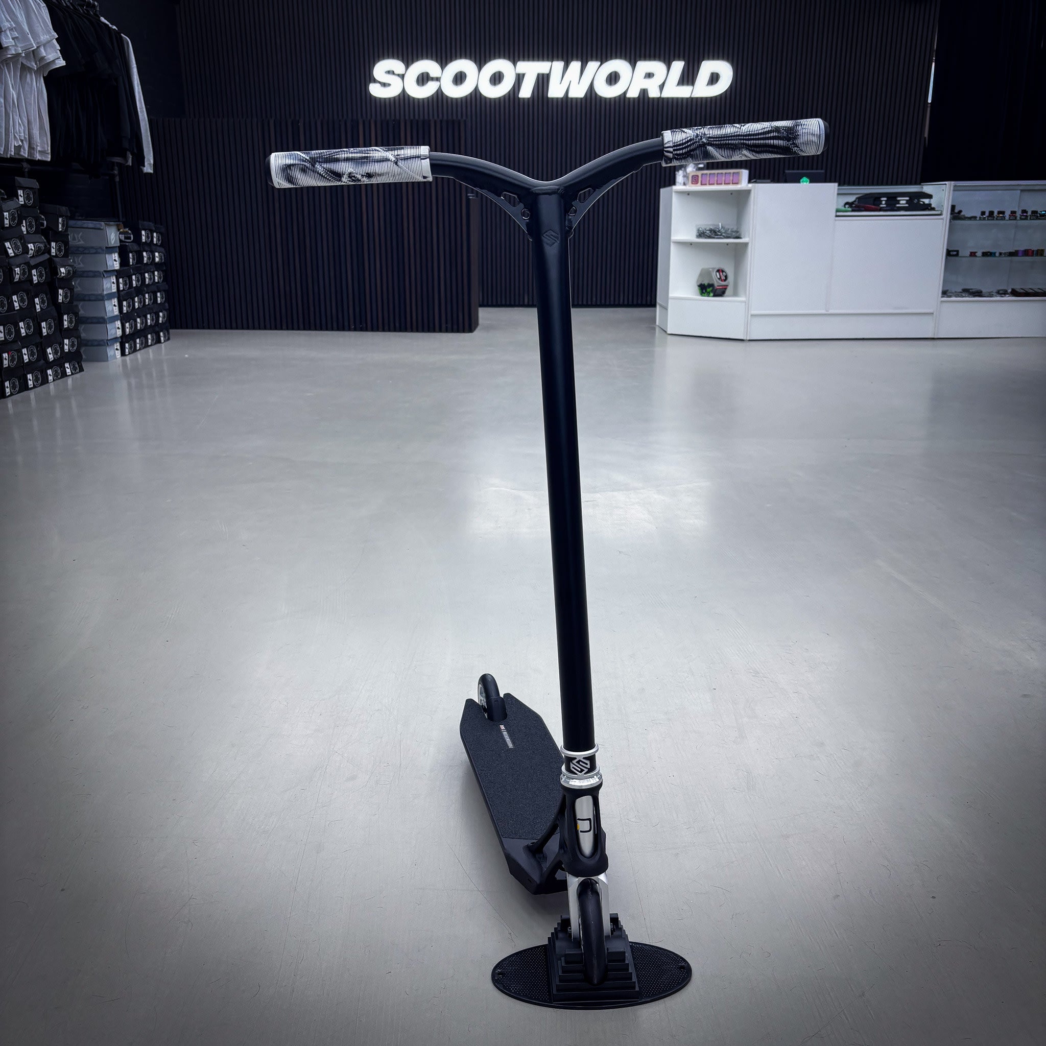 Striker Pande Black/Silver 500mm Custom Build - Svart/Silver-ScootWorld.se