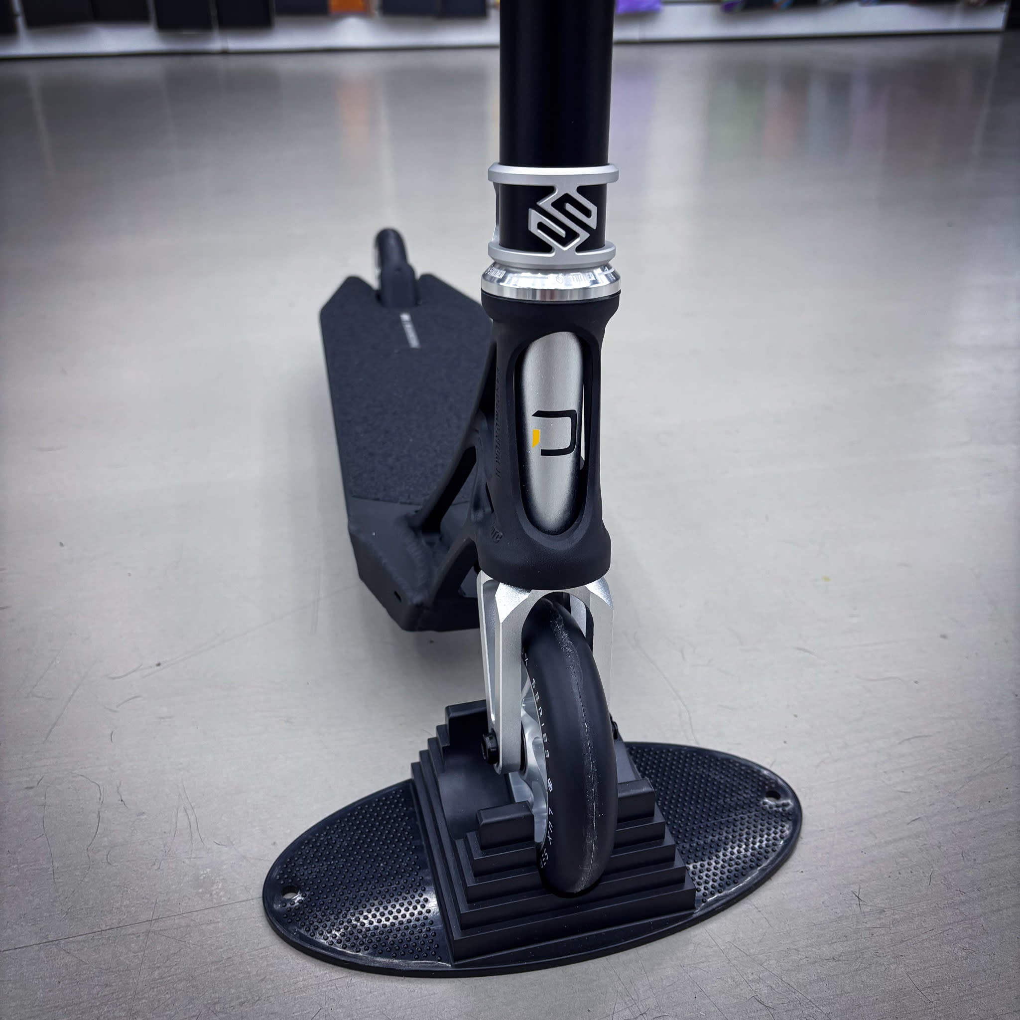 Striker Pande Black/Silver 500mm Custom Build - Svart/Silver-ScootWorld.se