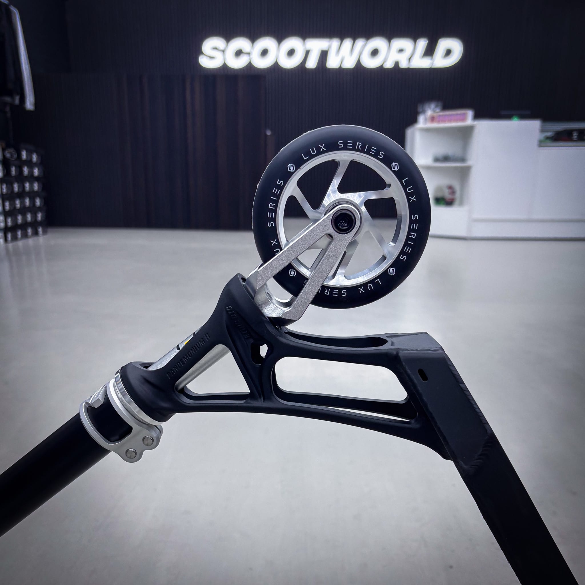 Striker Pande Black/Silver 500mm Custom Build - Svart/Silver-ScootWorld.se
