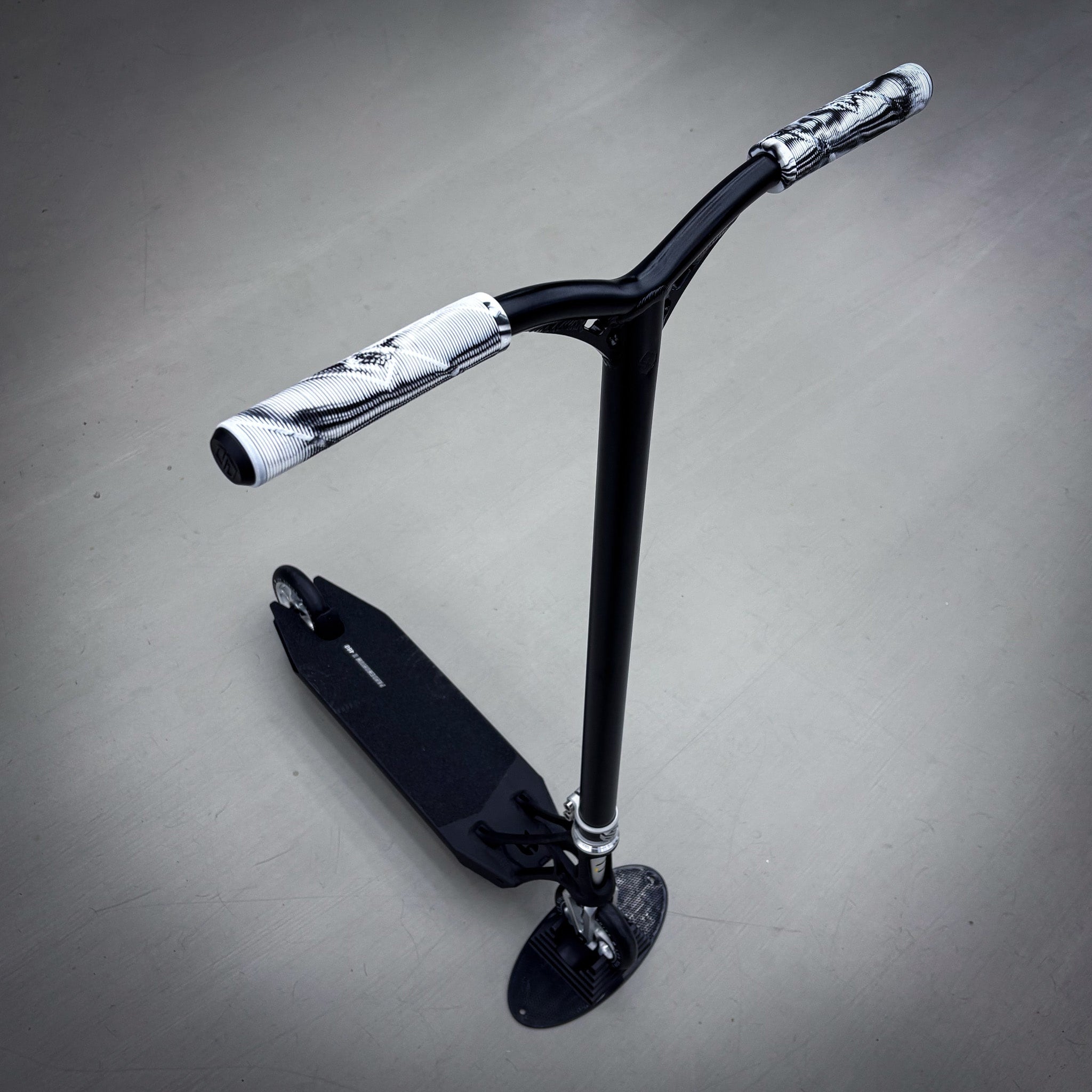 Striker Pande Black/Silver 460mm Custom Build - Svart/Silver-ScootWorld.se