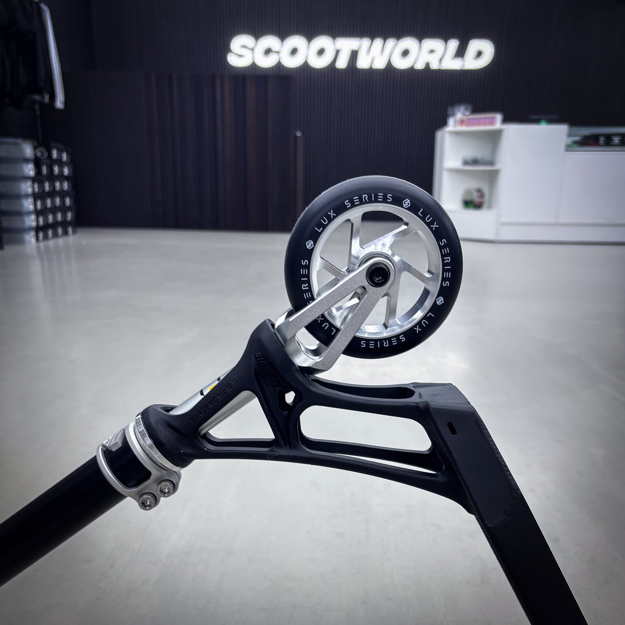 Striker Pande Black/Silver 460mm Custom Build - Svart/Silver-ScootWorld.se