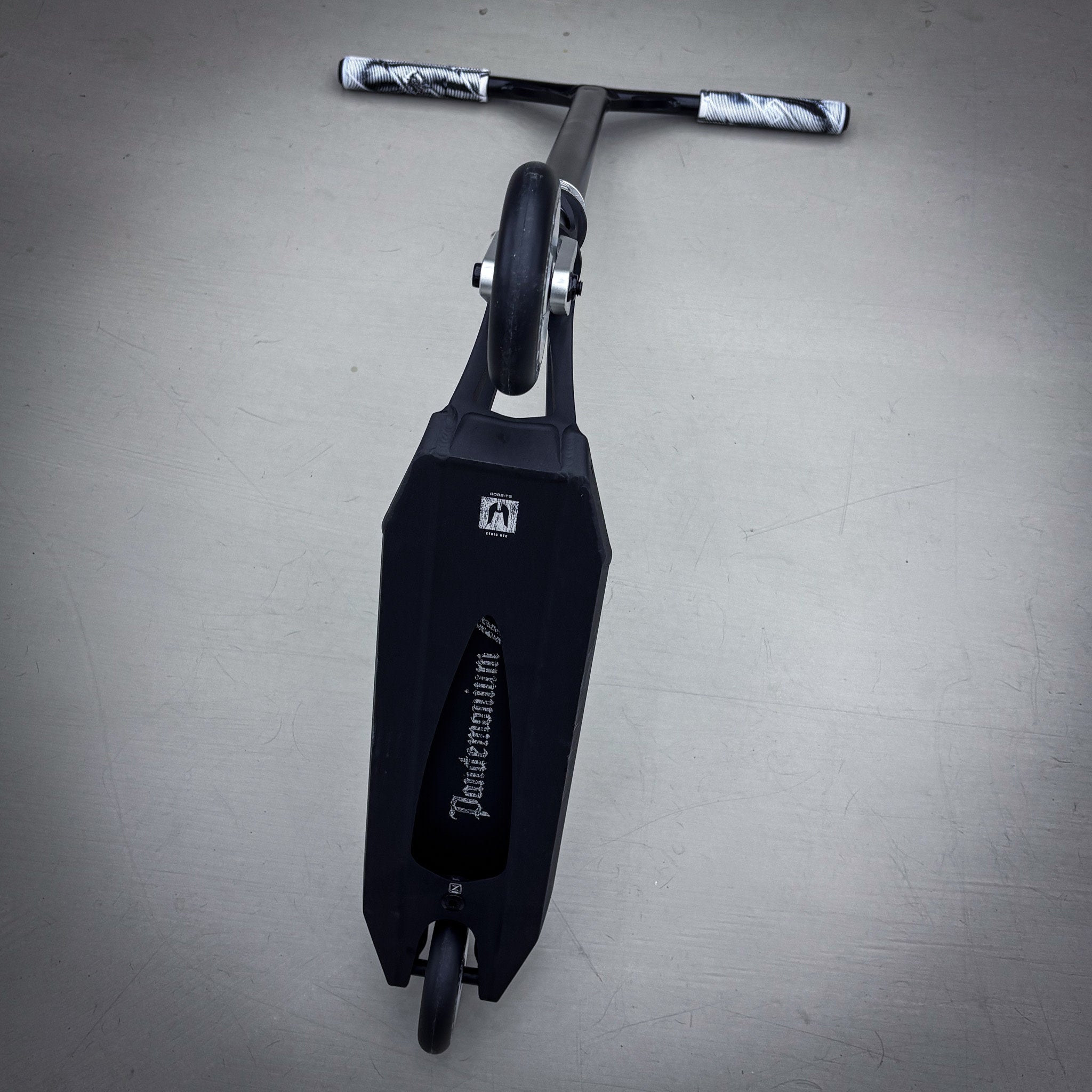 Striker Pande Black/Silver 460mm Custom Build - Svart/Silver-ScootWorld.se