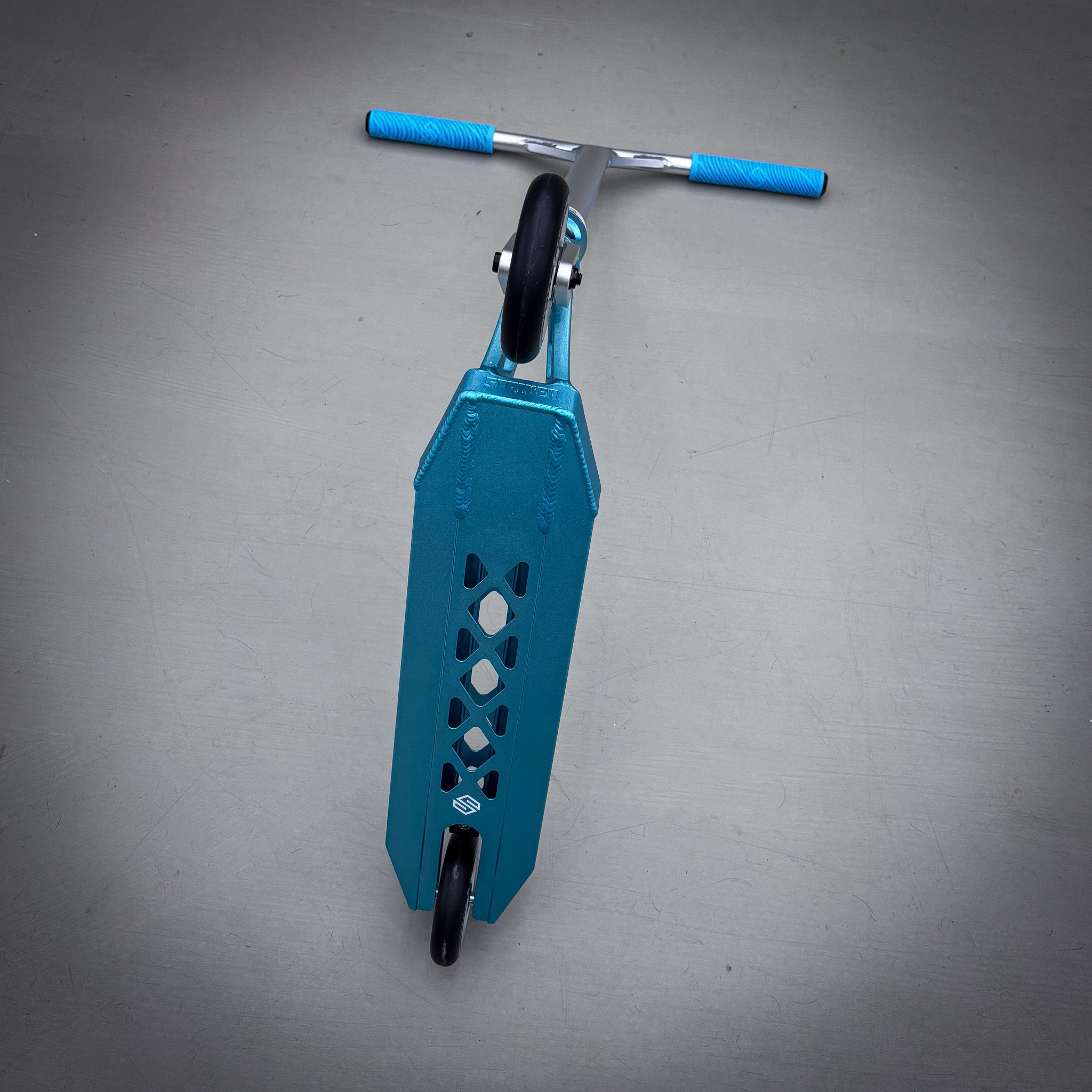 Striker Aether Teal/Silver Custom Build - Turkos/Silver-ScootWorld.se