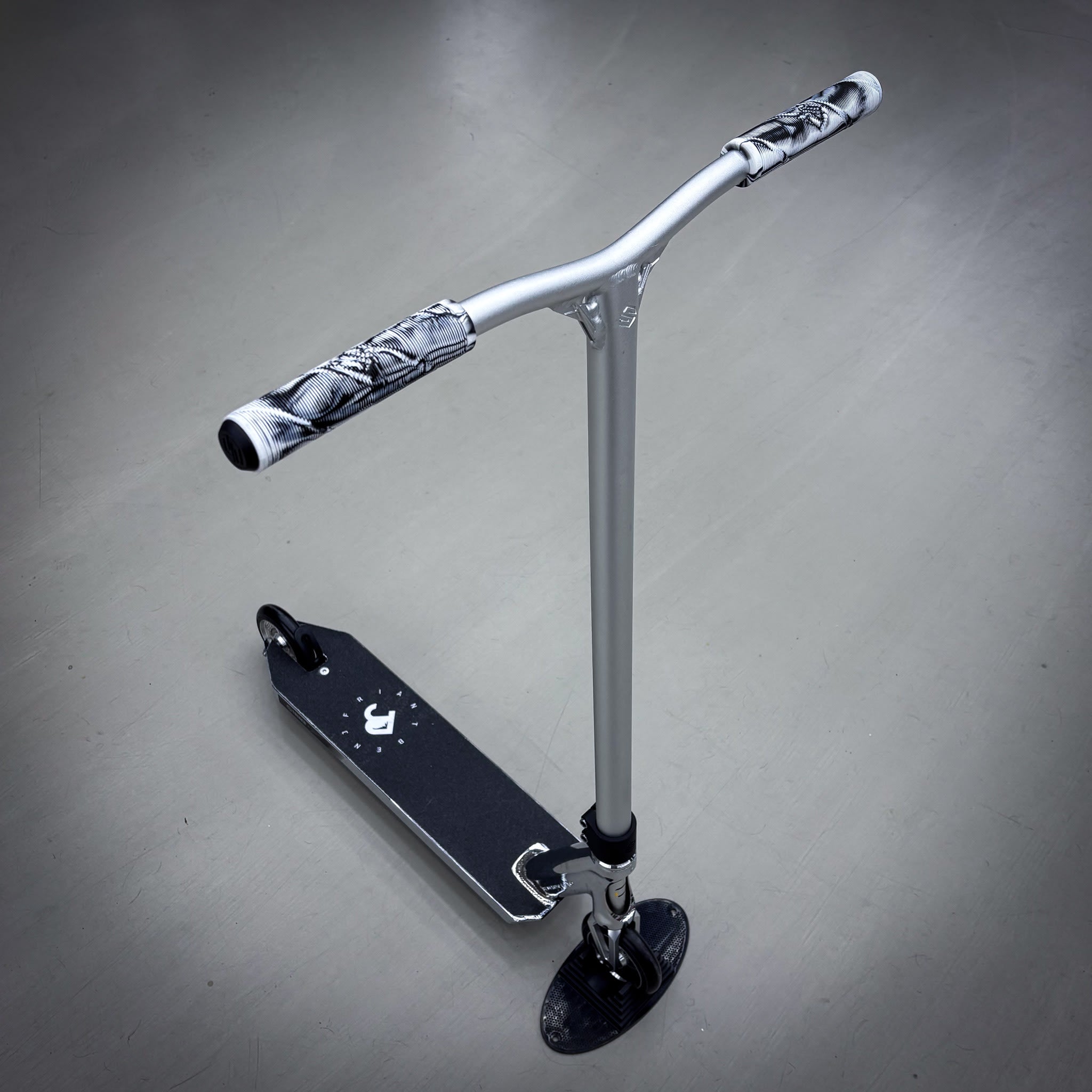 Striker BenJ Silver Custom Build - Silver-ScootWorld.se