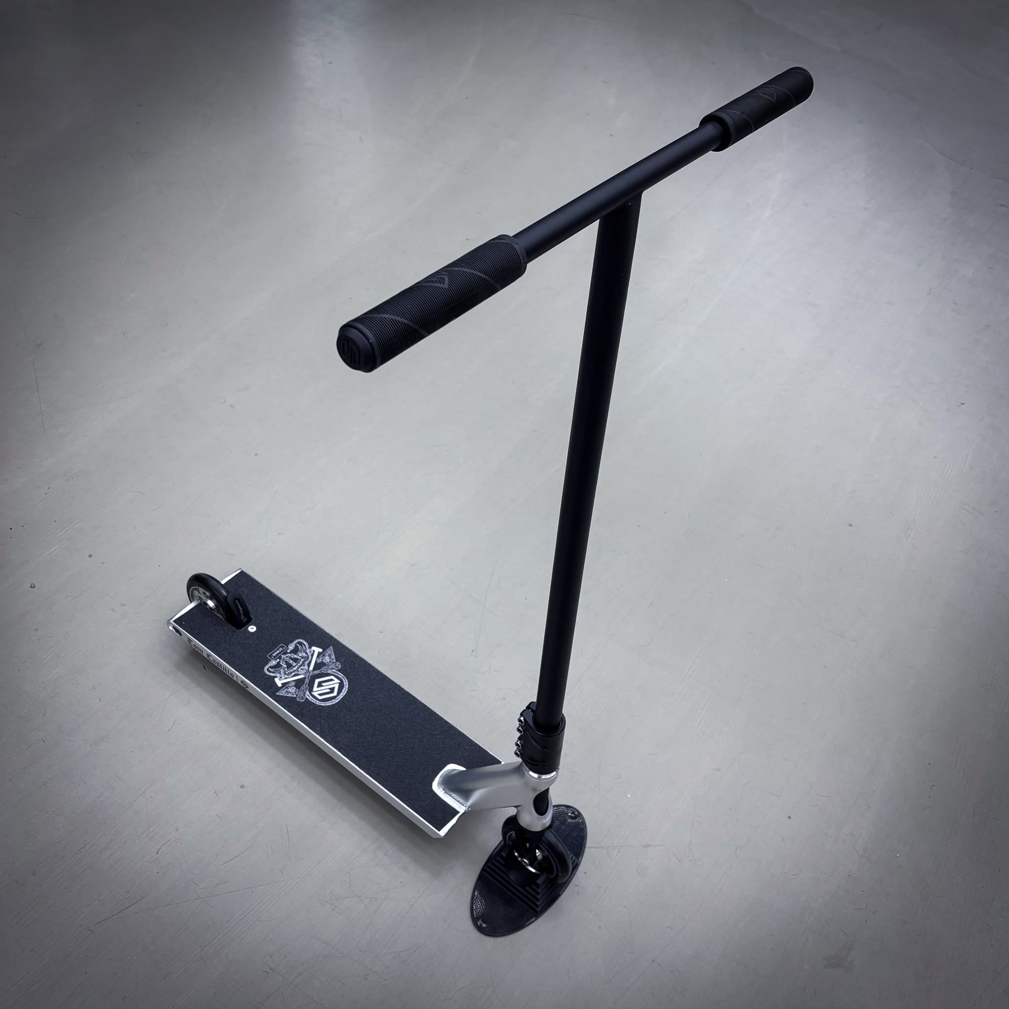 Striker Toni Street Black/Silver Custom Build - Svart/Silver-ScootWorld.se