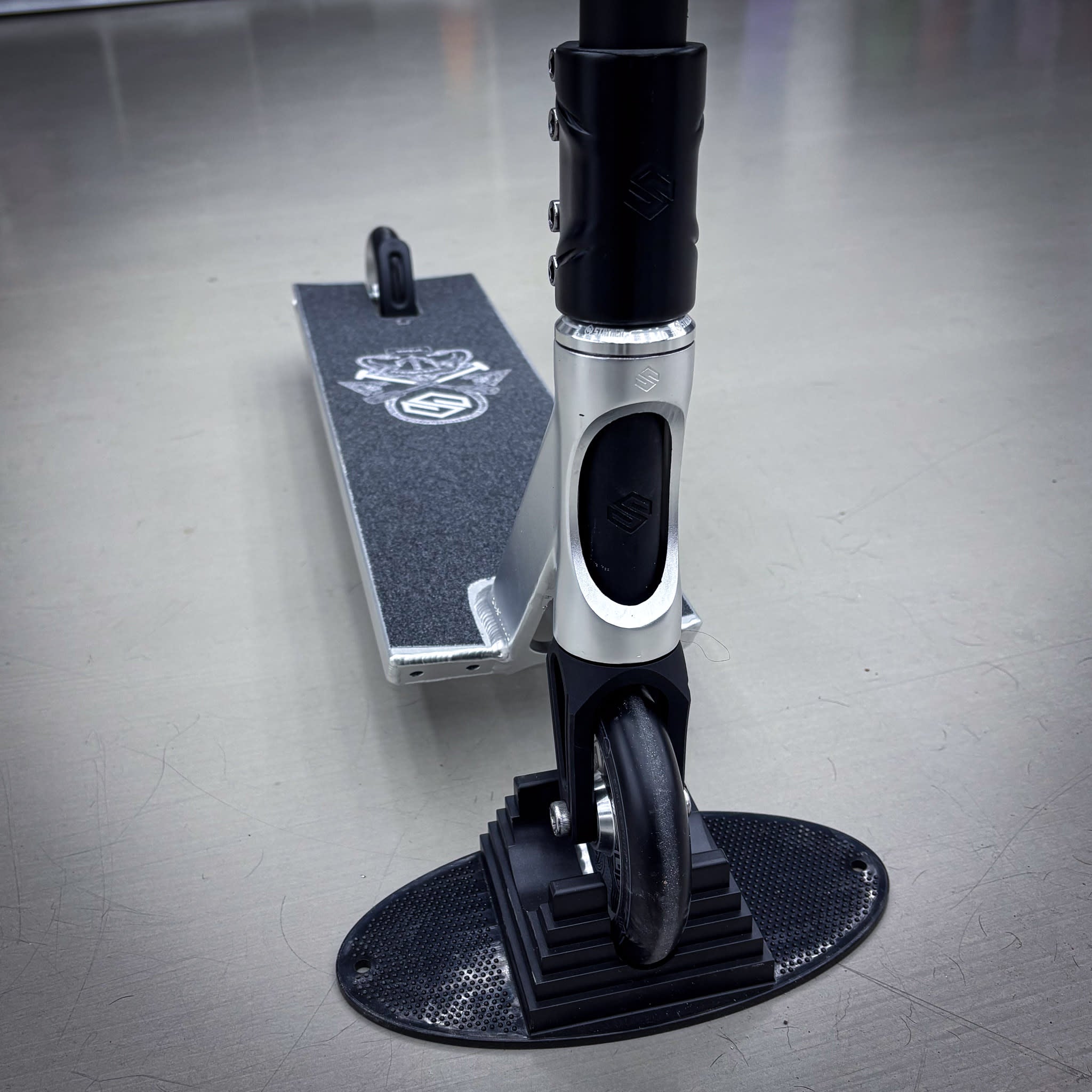 Striker Toni Street Black/Silver Custom Build - Svart/Silver-ScootWorld.se