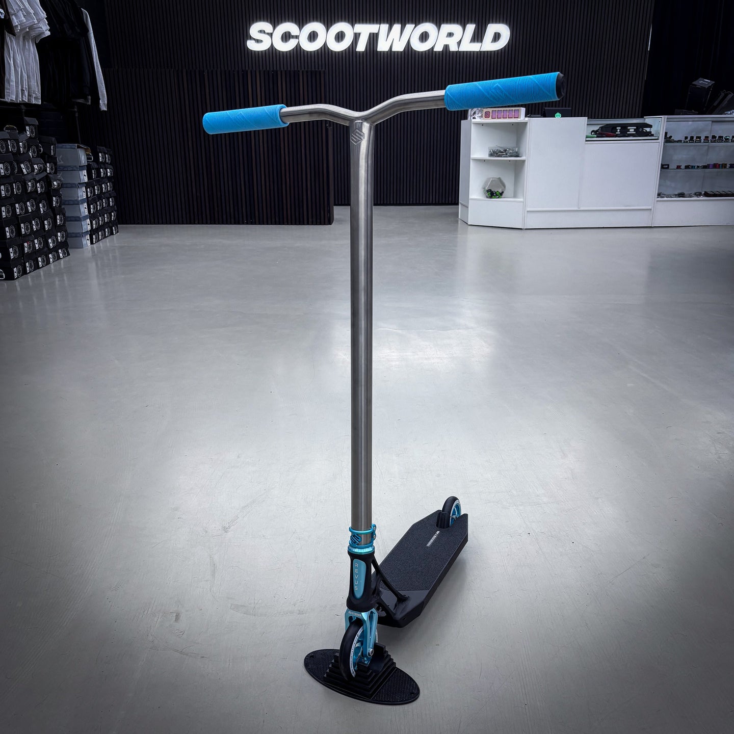 Striker Titan Bend Pande Custom Build - Svart/Turkos/Silver-ScootWorld.se