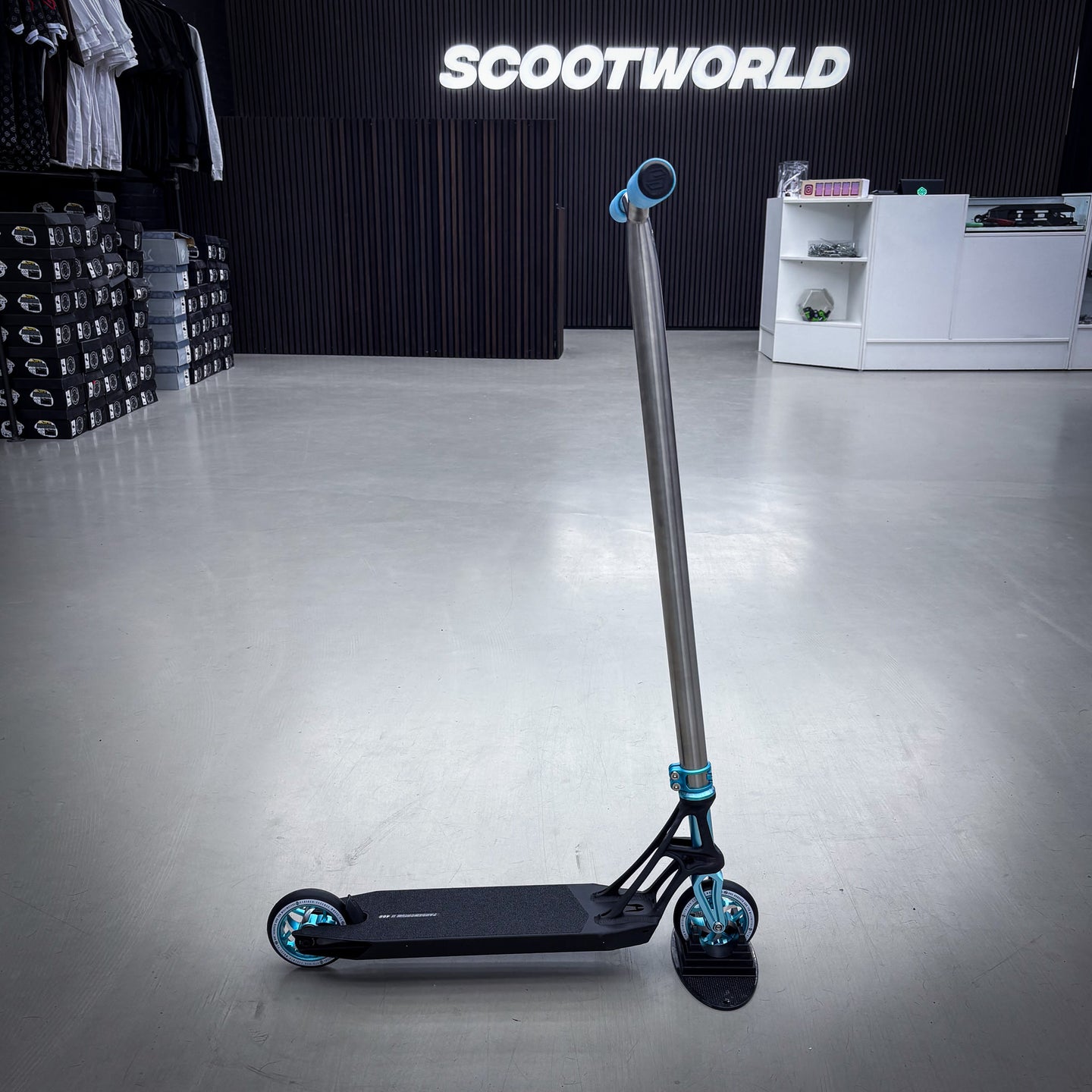 Striker Titan Bend Pande Custom Build - Svart/Turkos/Silver-ScootWorld.se
