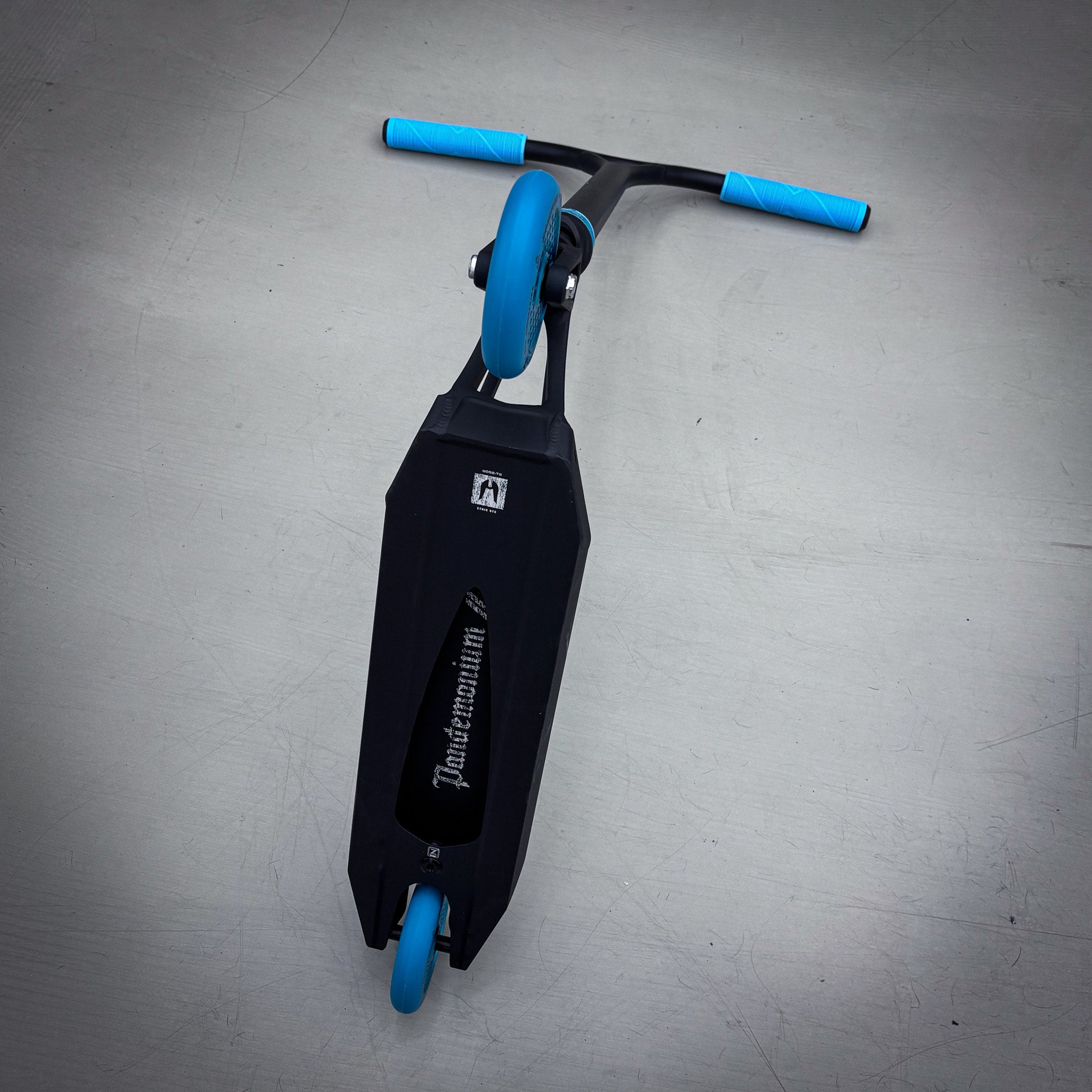 Striker Pande Lightweight 2 Custom Build - Svart/Turkos-ScootWorld.se