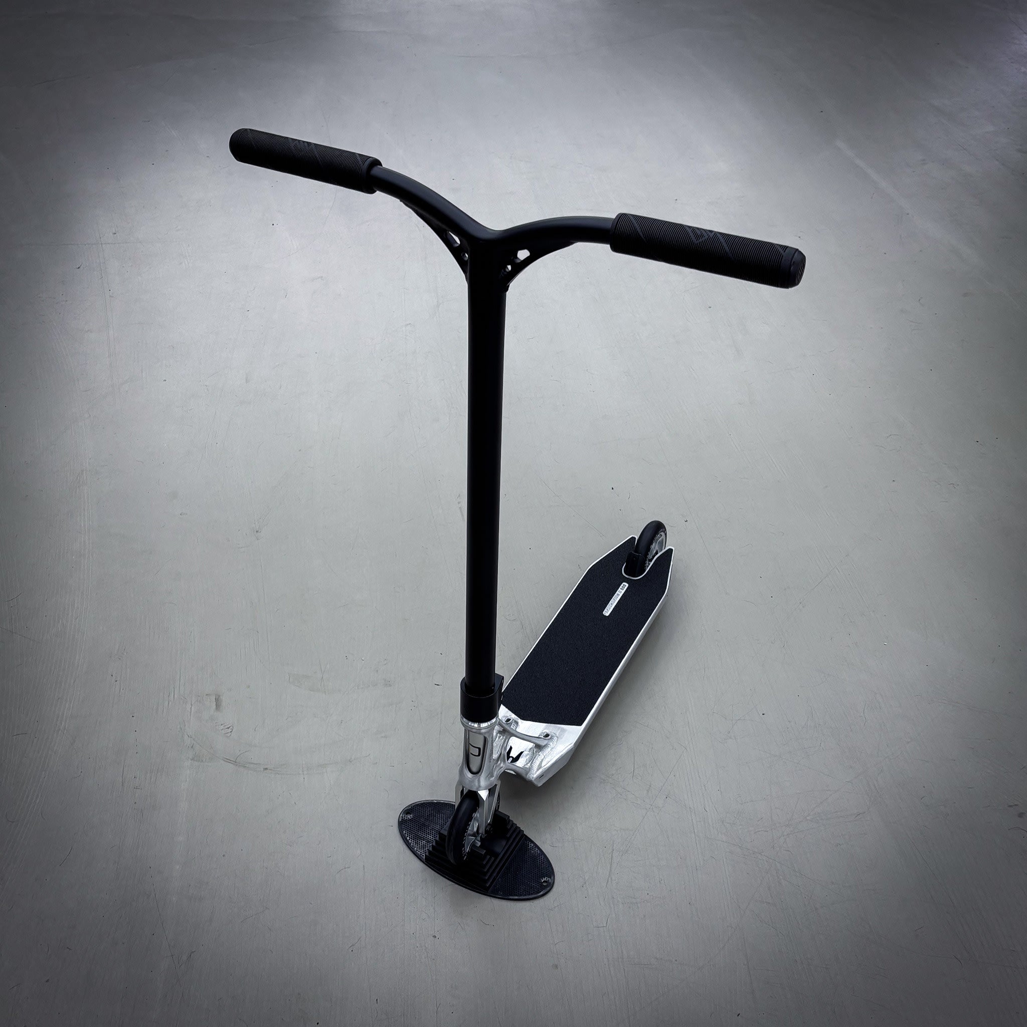 Striker Pande Black/Silver Custom Build - Svart/Silver-ScootWorld.se